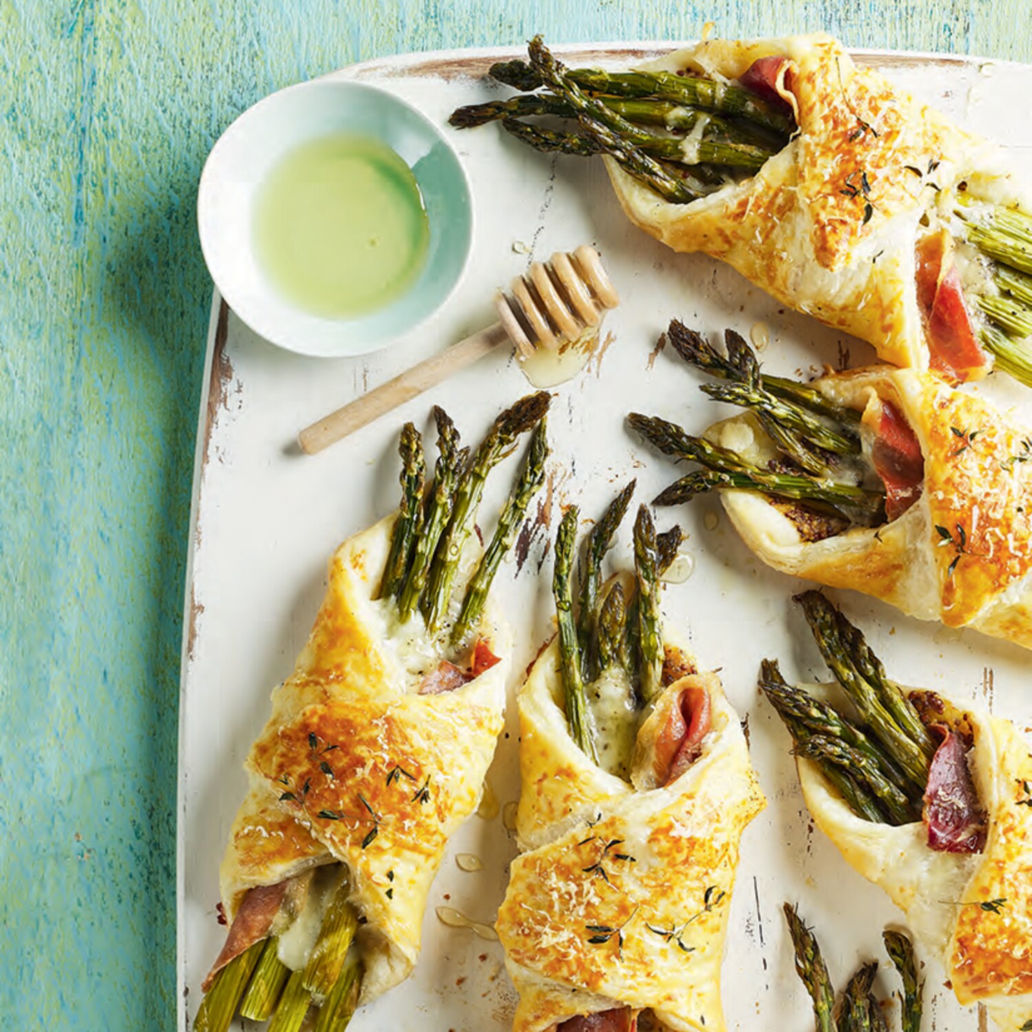 Recette de feuilletés aux asperges, prosciutto et gruyère Coup de Pouce