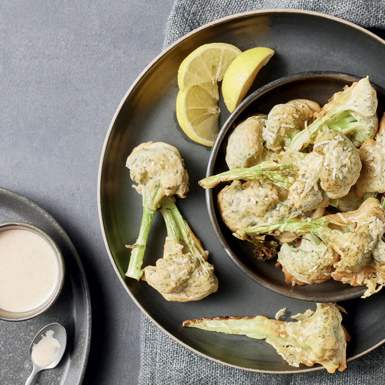 Recette de brocoli tempura avec sauce au tahini épicée Coup de Pouce