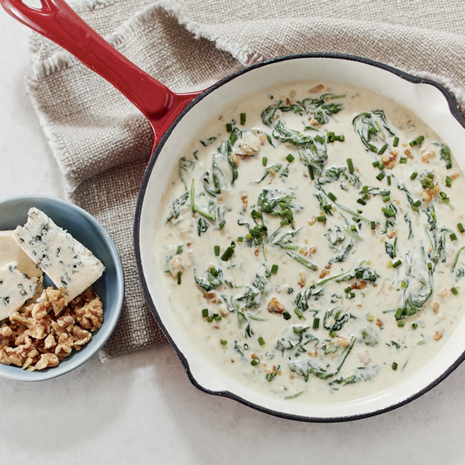 Recette de sauce au bleu avec épinards et noix de Grenoble Coup de Pouce