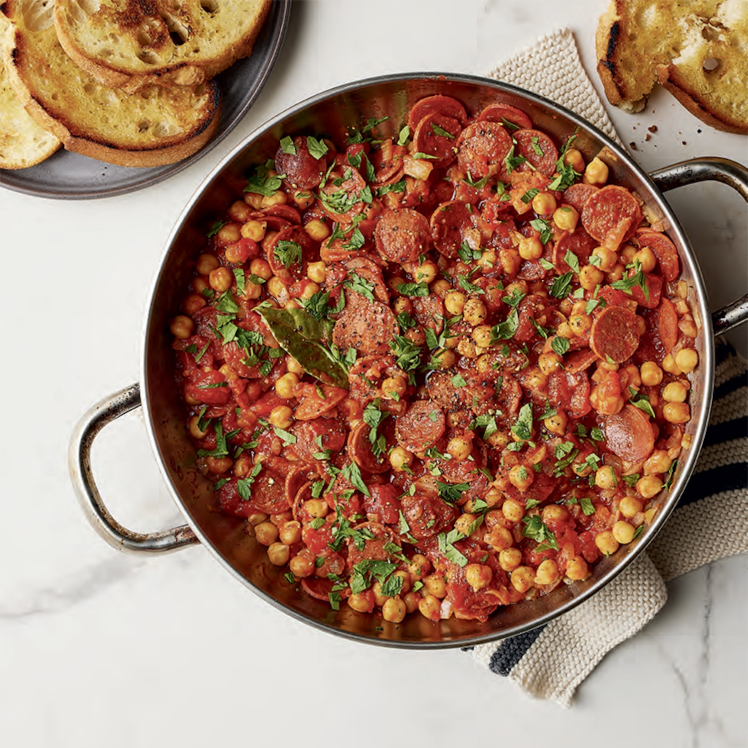 Recette de sauté de pois chiches au chorizo | Coup de Pouce-image