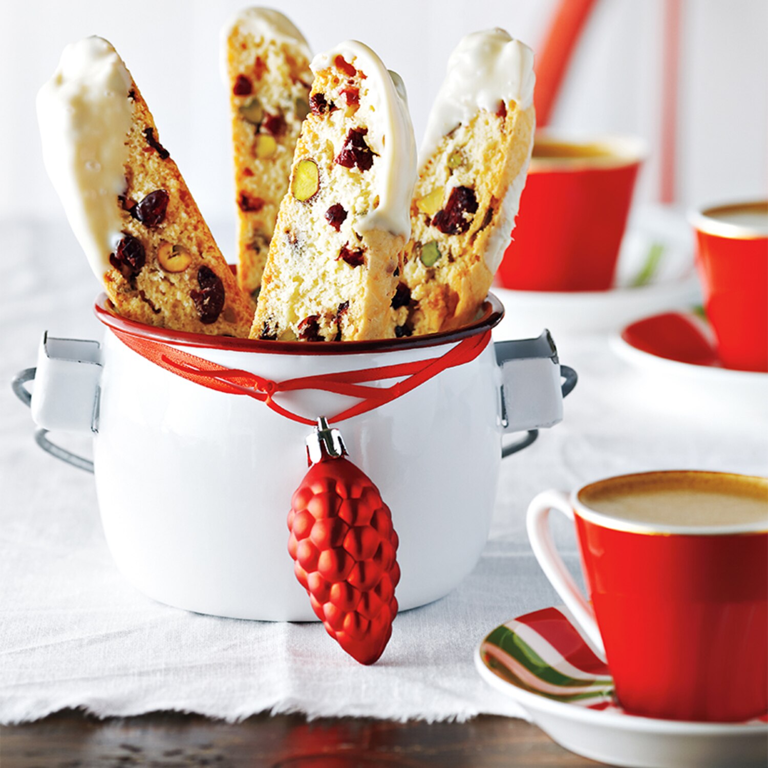 Recette de biscottis aux pistaches et aux canneberges Coup de Pouce