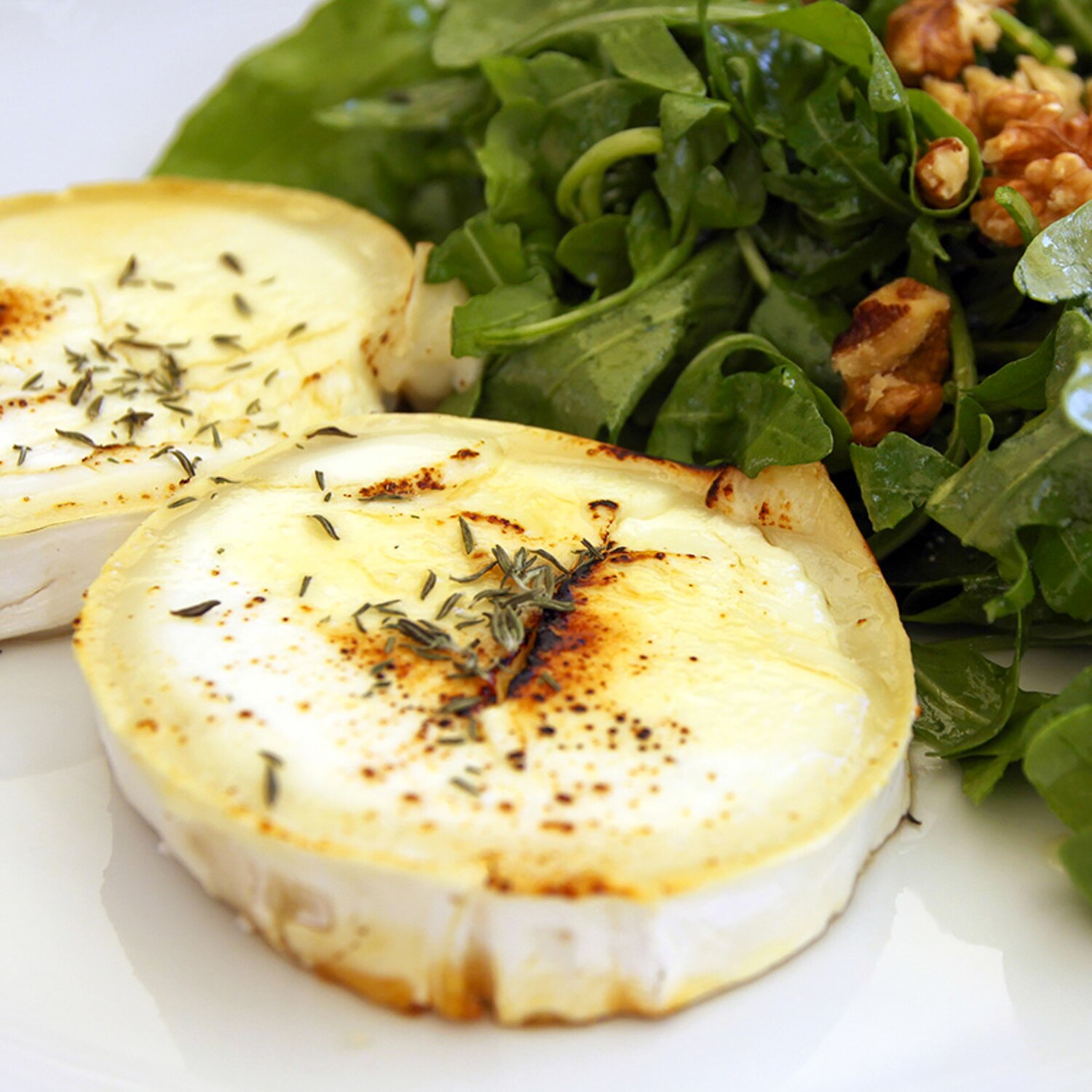 Recette de fromage de chèvre gratiné au miel et basilic Coup de Pouce