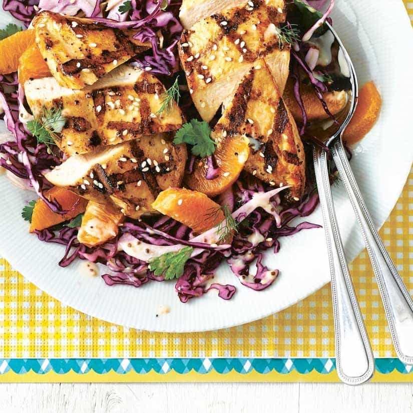 Poulet au sésame et salade de chou au fenouil et à l’orange