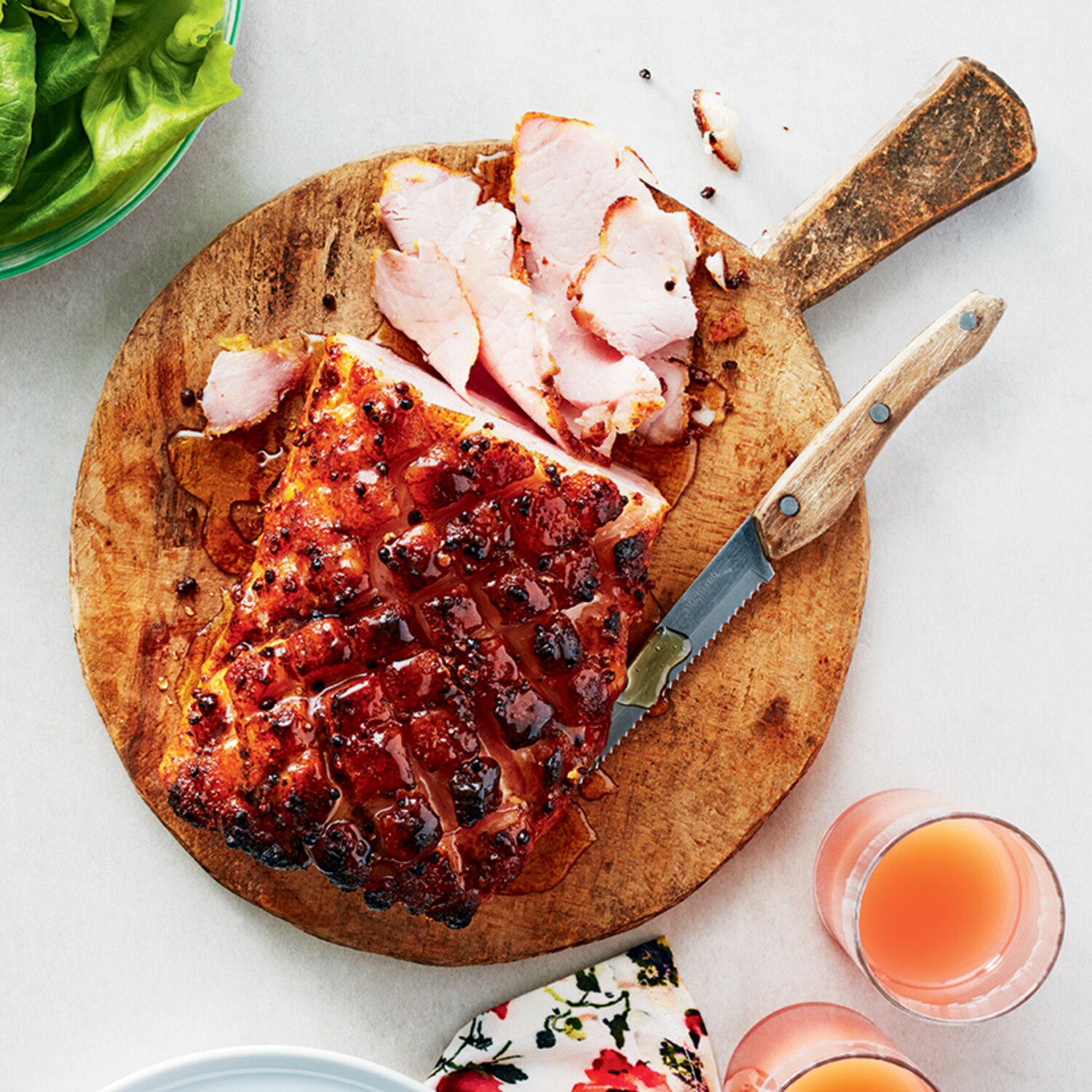 Recette de jambon glacé au bourbon et au poivre rose Coup de Pouce