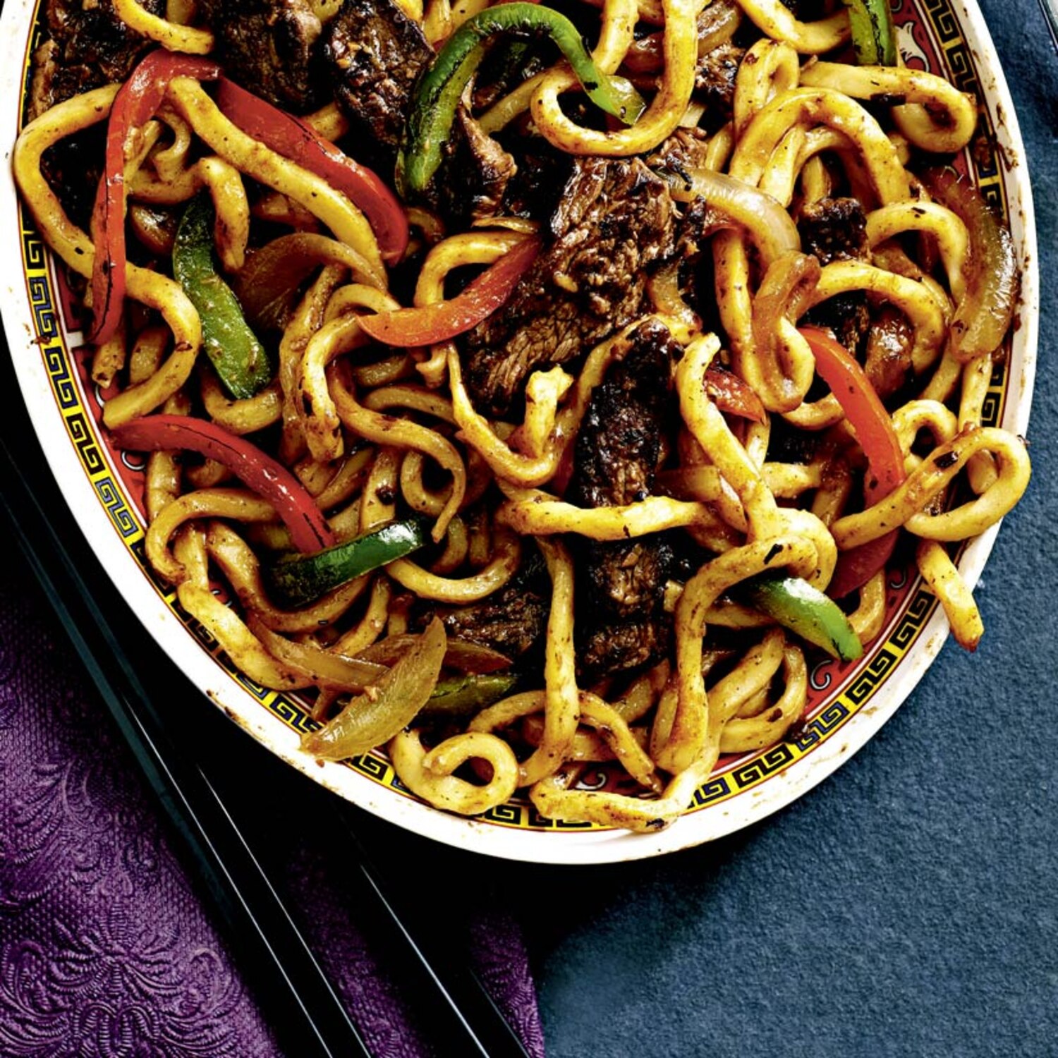 Recette de nouilles udon au bifteck et poivrons, sauce aux haricots