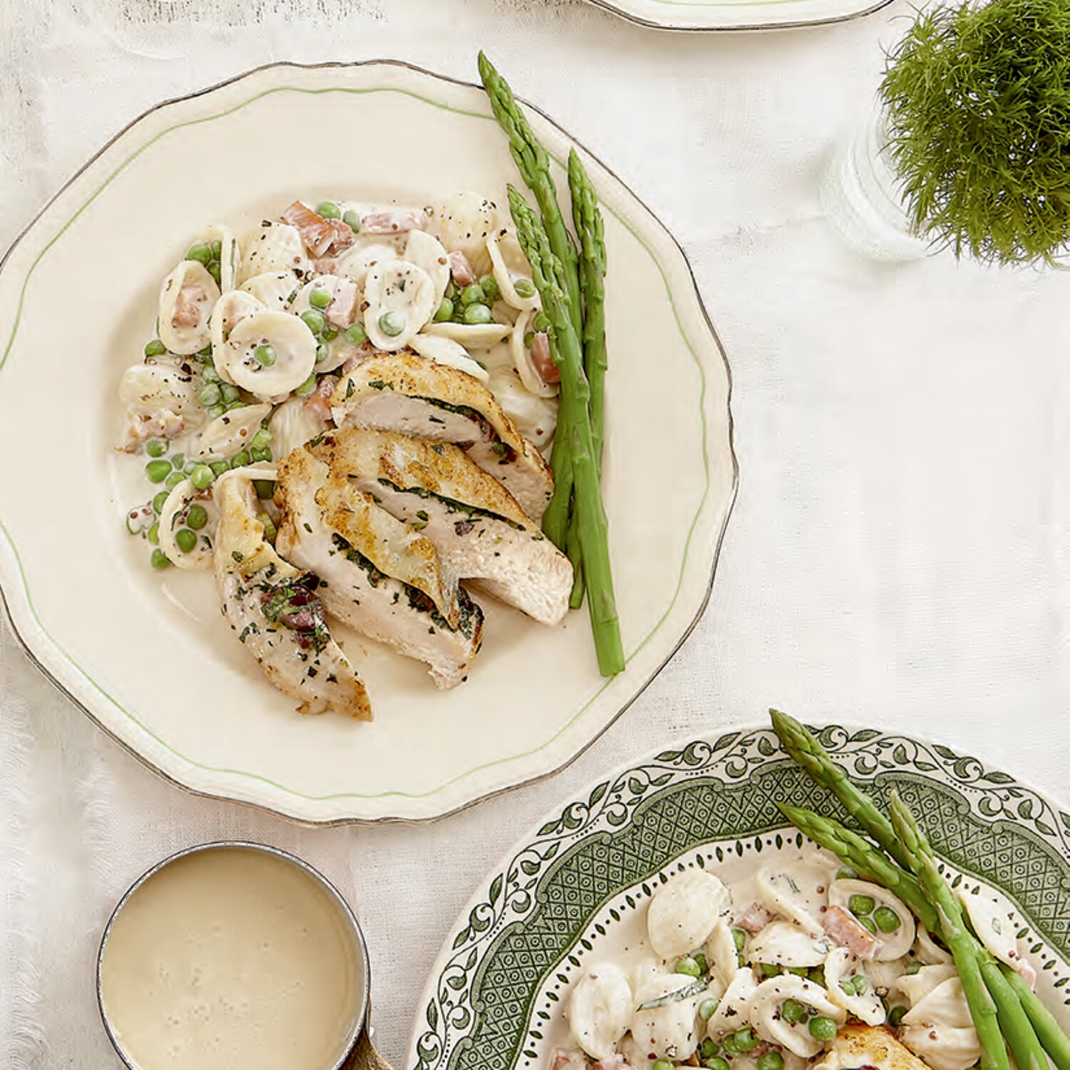 Recette de poitrines de poulet au beurre de persil et pâtes crémeuses à