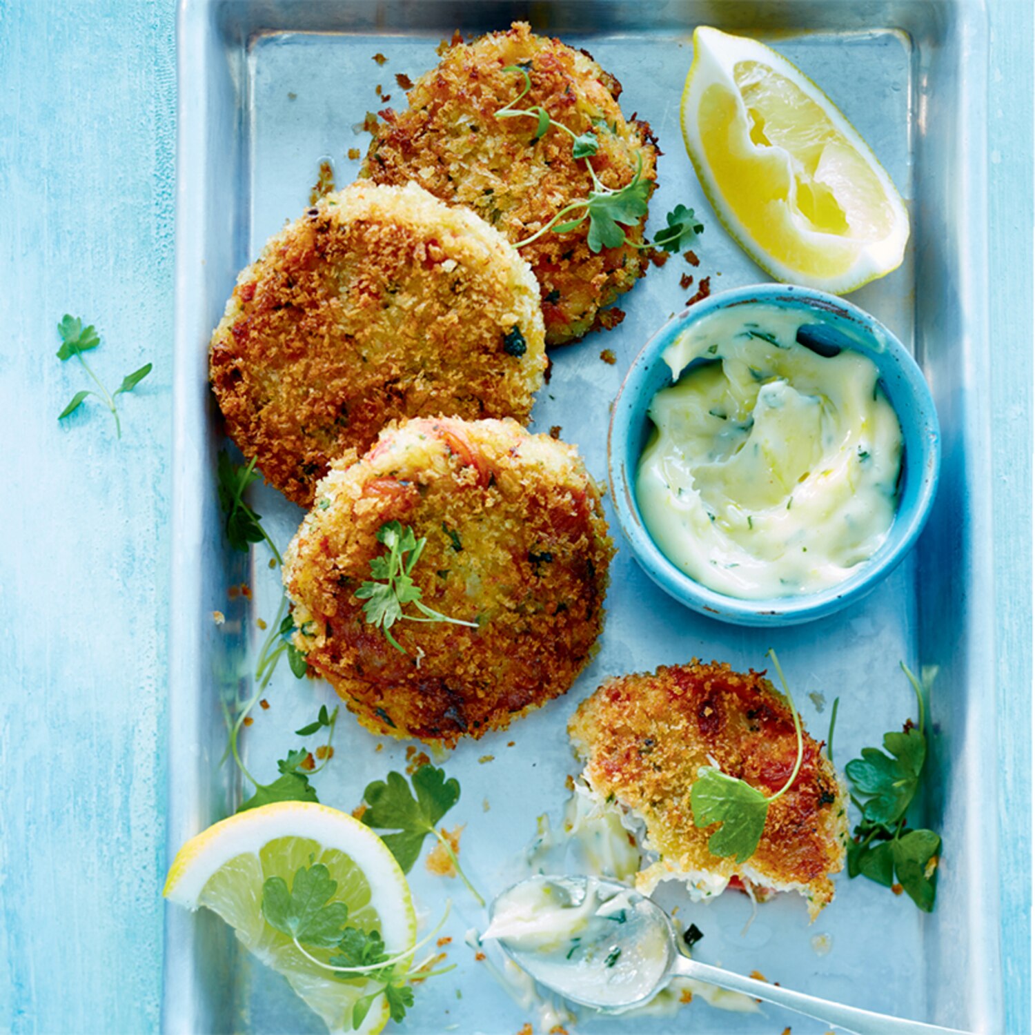 Recette de crab cakes, mayo au citron Coup de Pouce