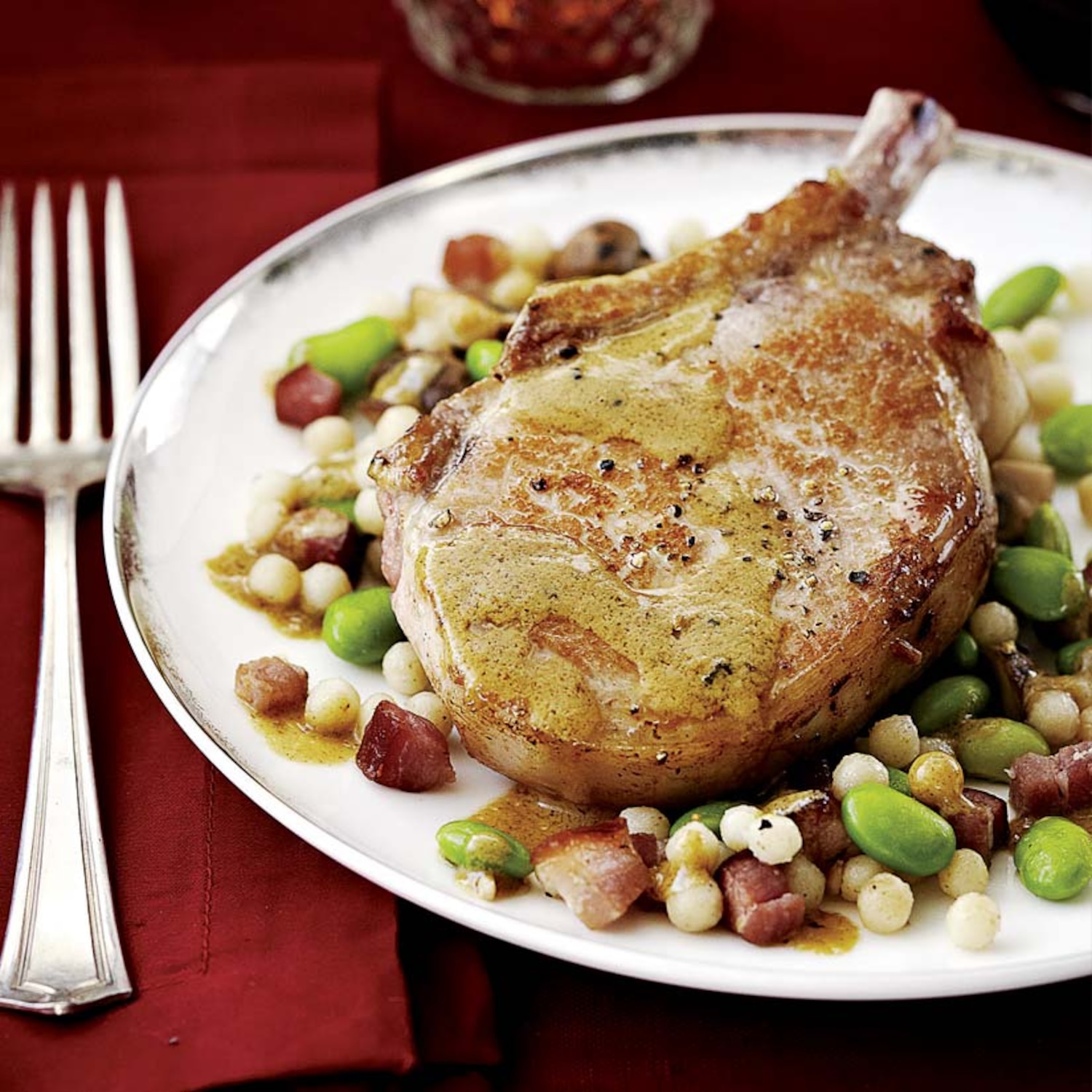 Côtelettes de porc à la moutarde sur couscous israélien Coup de Pouce Côtelettes de porc à la moutarde sur couscous israélien Coup de Pouce