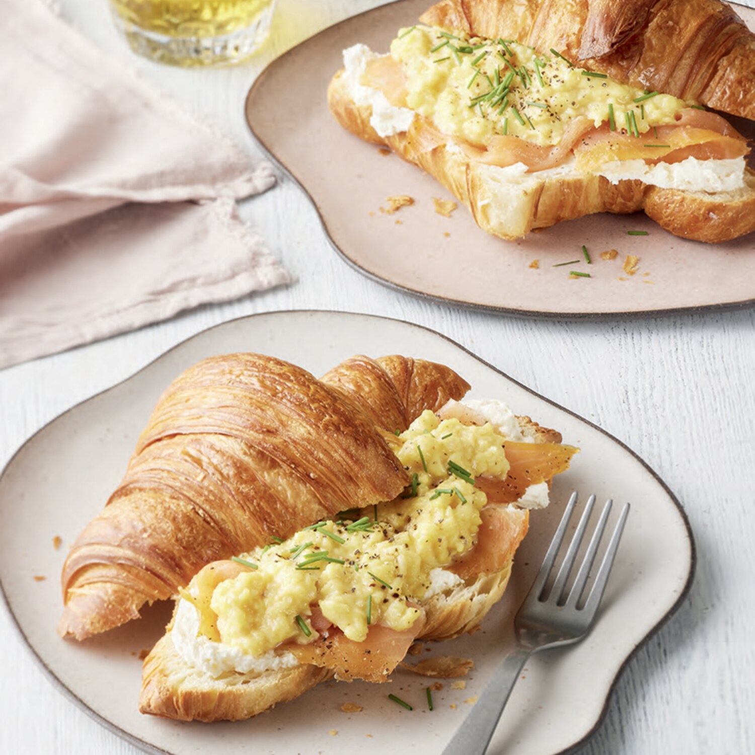Recette de croissants farcis aux œufs et au saumon fumé Coup de Pouce