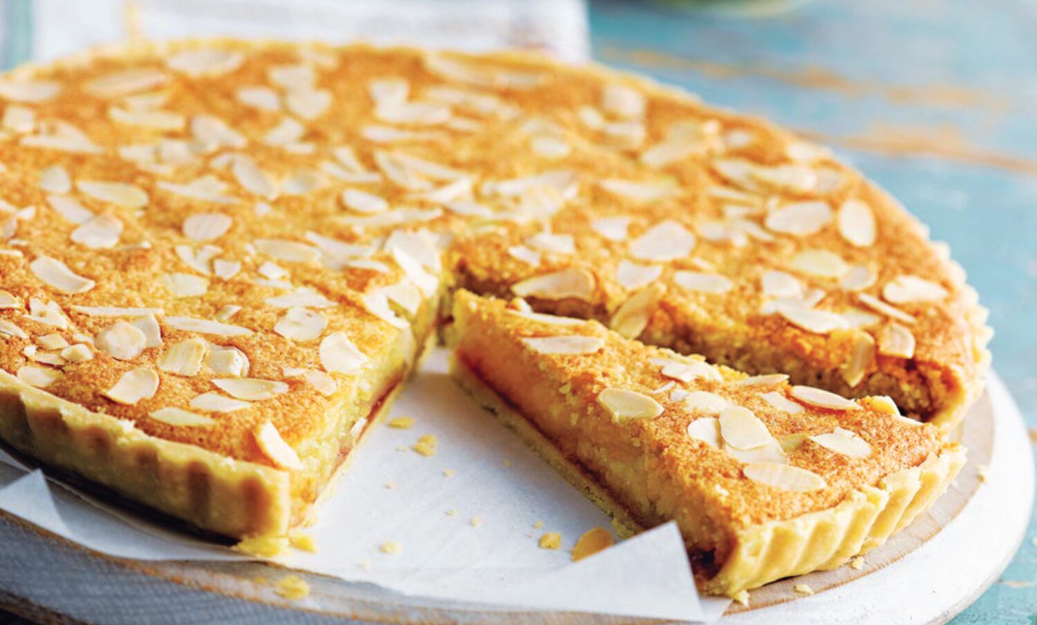 Bakewell Tart (almondflavoured sponge with a layer of jam and pastry