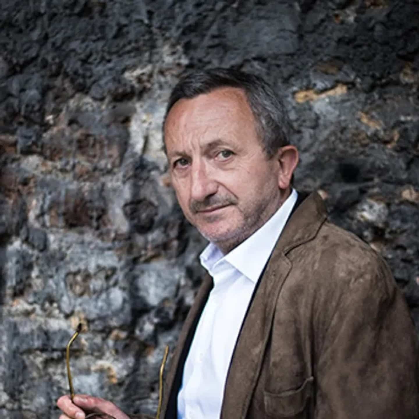 Jacques Expert propose une intrigue centrée sur la disparition mystérieuse d'un enfant