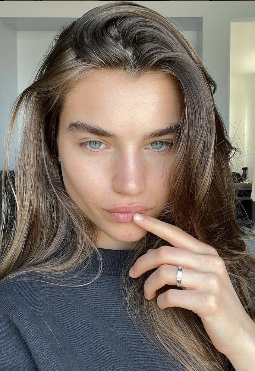 Tout le monde recourbe ses cils vers le bas