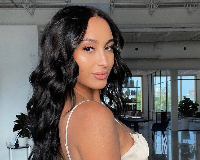 Ines Lalouad ose ces tendances mode sexy en voyage