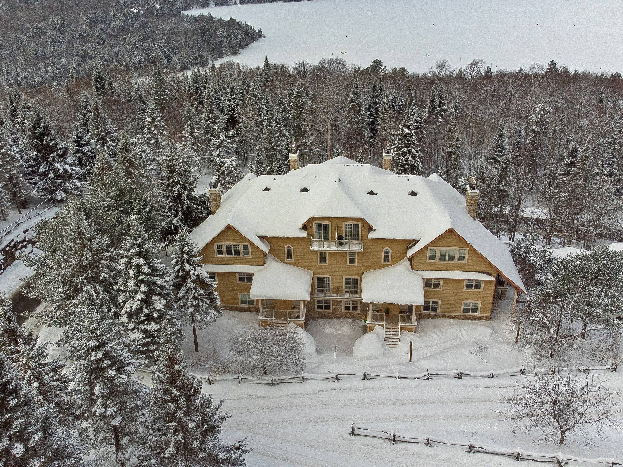Superbe condo avec vue sur le lac à vendre