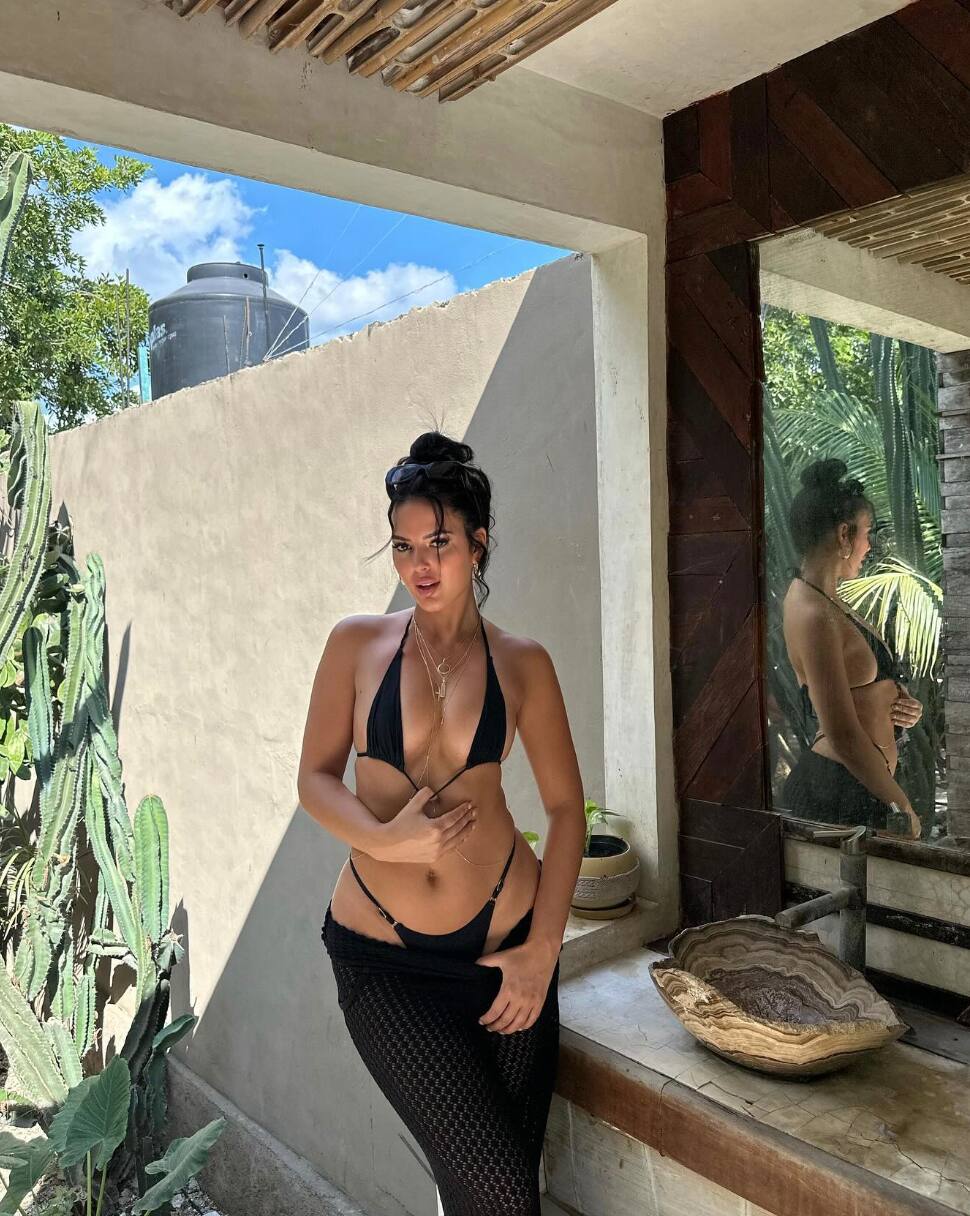 Amanda Boily ose une robe à découpes risquées