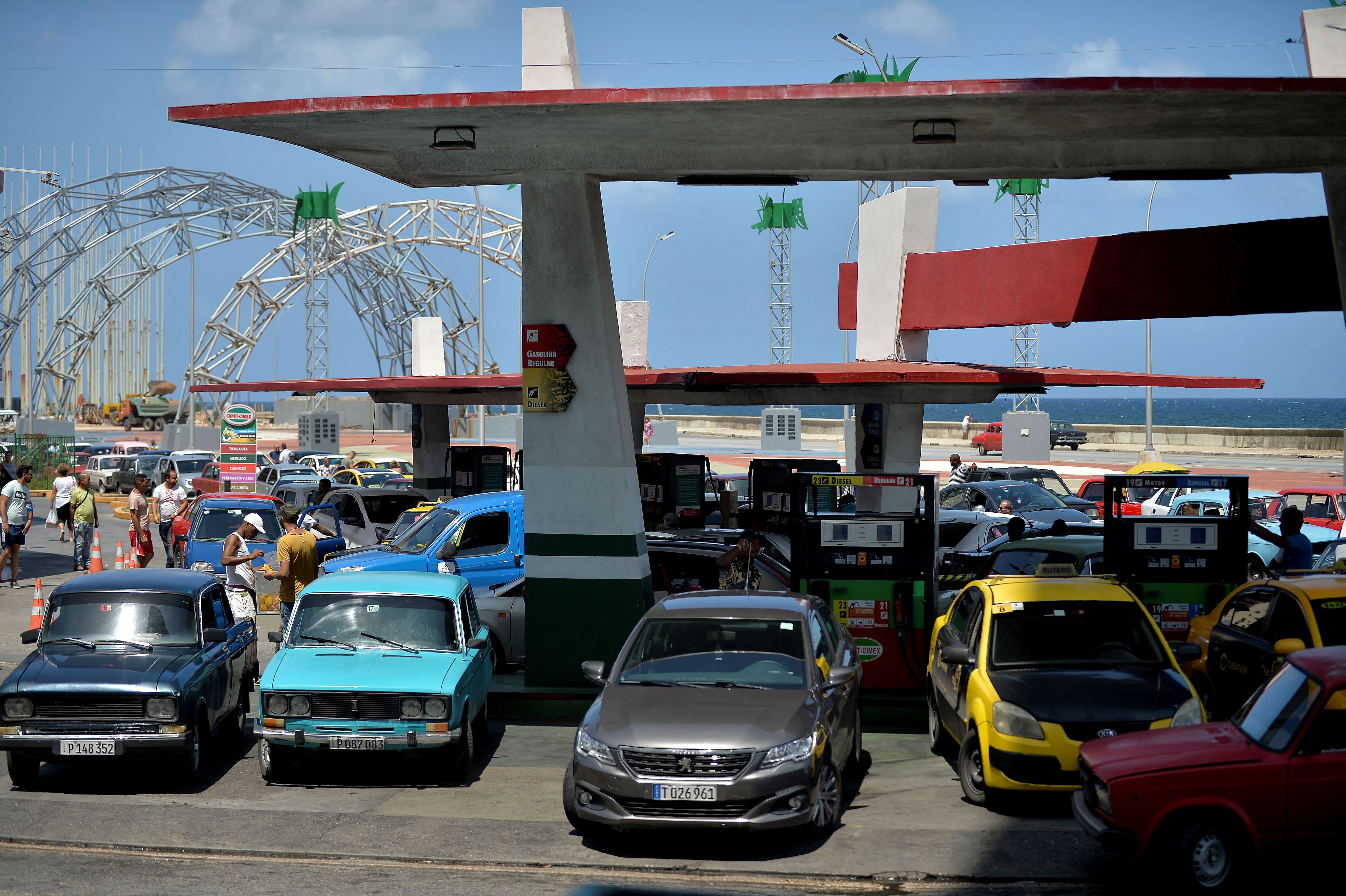 &Agrave; Cuba, le retour des files d'attente interminables aux stations-service