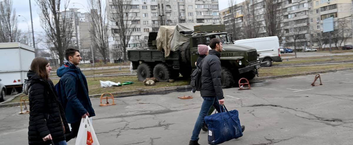 À Kiev, les premiers soldats russes laissent des cadavres et du sang sur leur passage