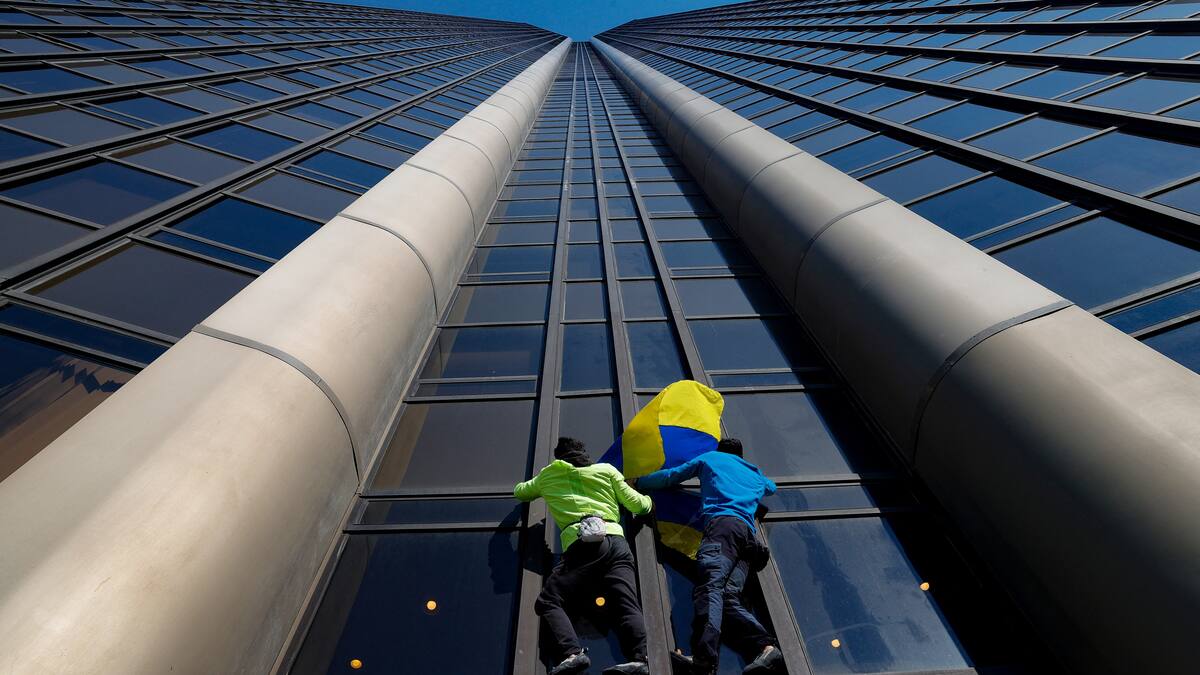 Deux grimpeurs escaladent une tour à Paris en soutien à l'Ukraine