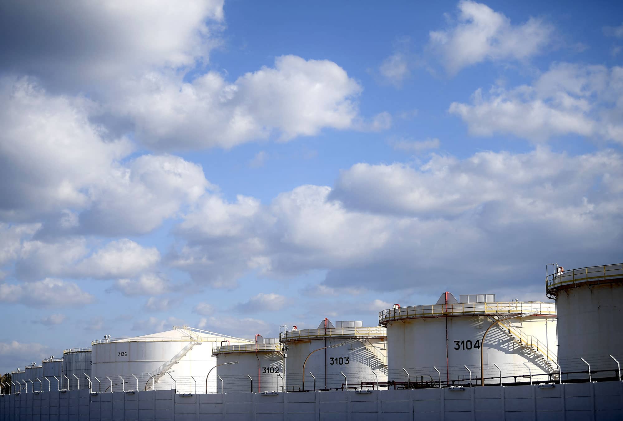 Oil drops below 100 Archyde