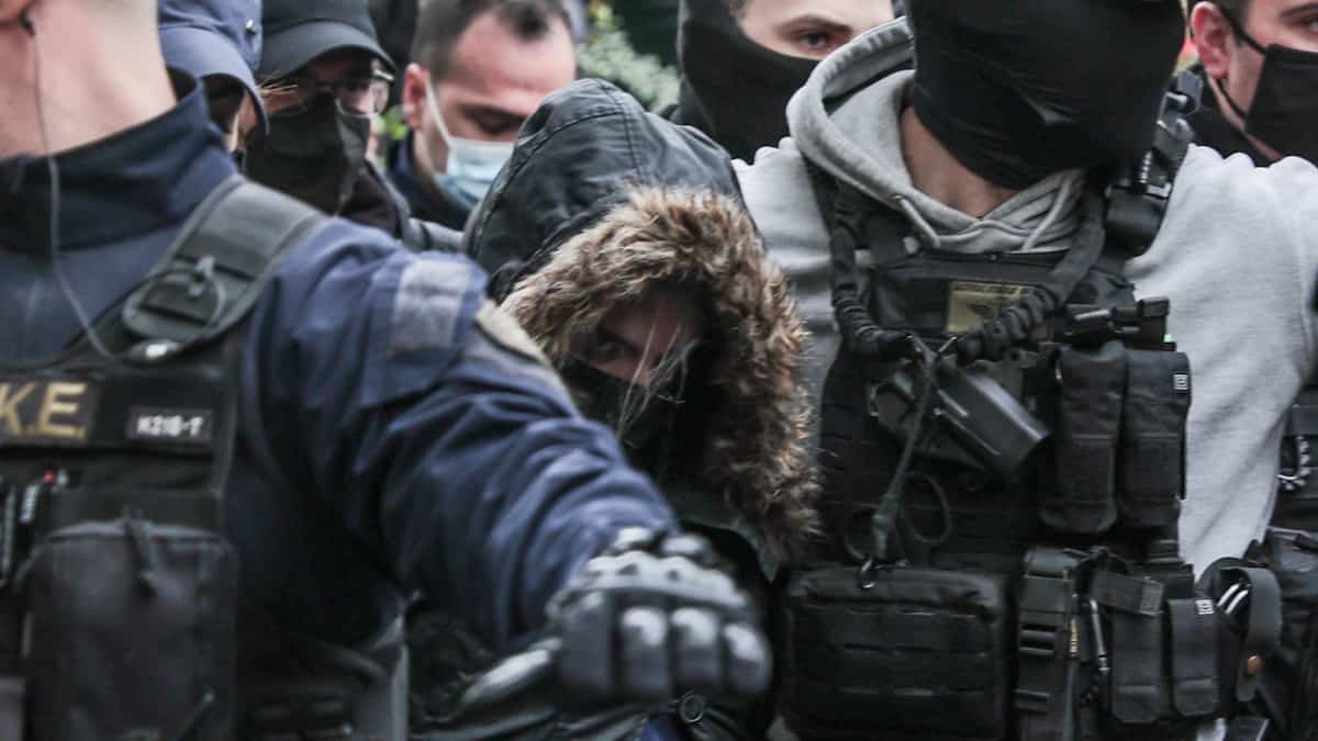 Soupçonnée d'avoir tué sa fille en l'empoisonnant: un infanticide bouleverse la Grèce