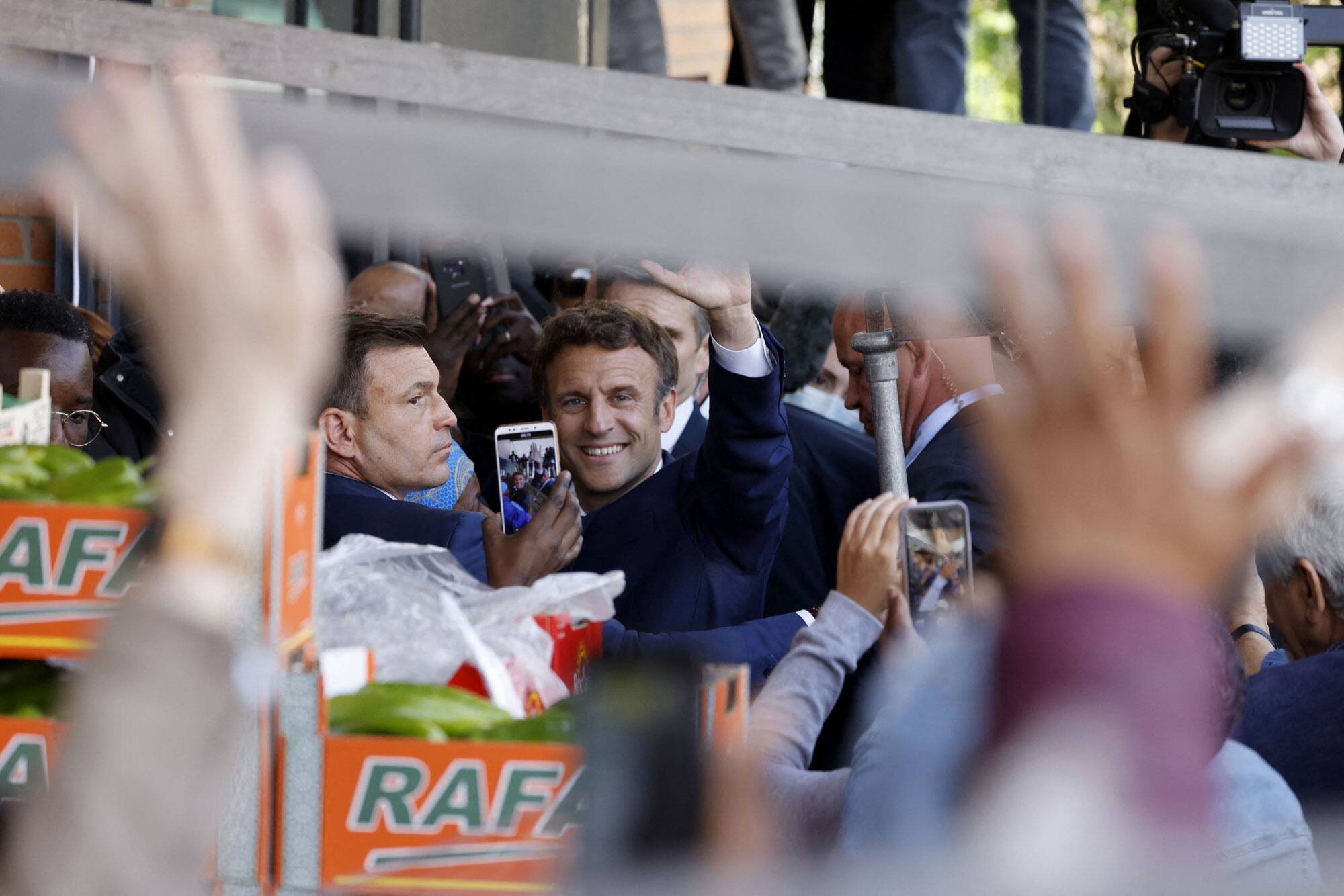 Macron vis&eacute; par un jet de tomates lors d'un d&eacute;placement en banlieue parisienne