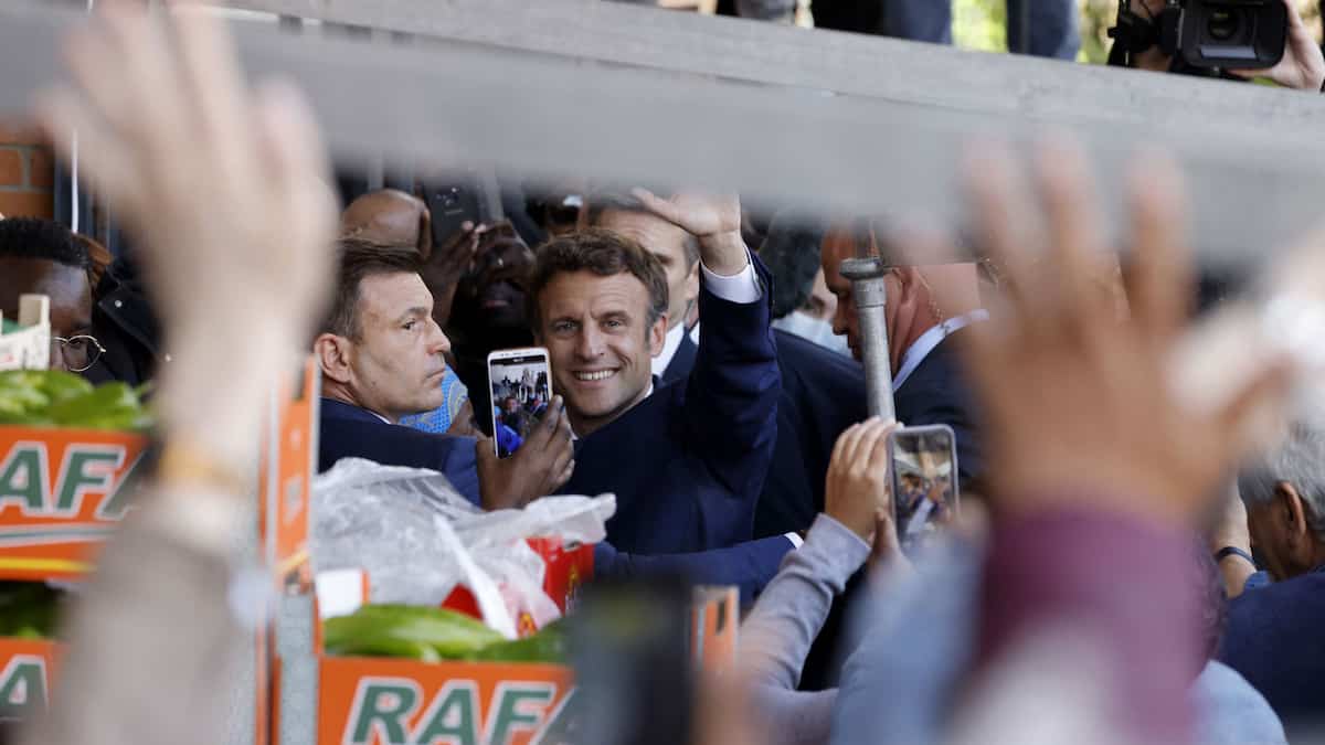 Macron visé par un jet de tomates lors d'un déplacement en banlieue parisienne