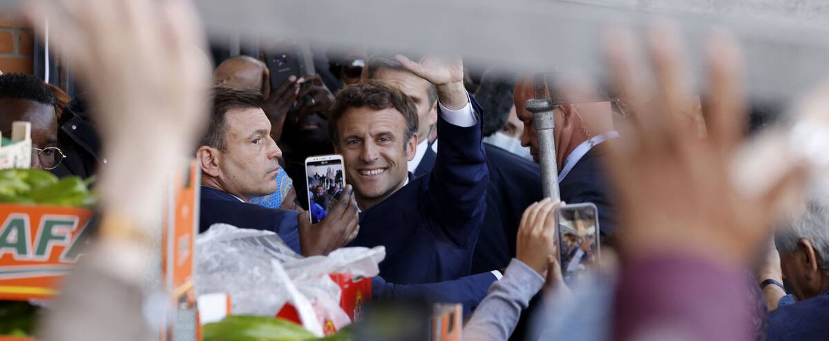 Macron visé par un jet de tomates lors d'un déplacement en banlieue parisienne