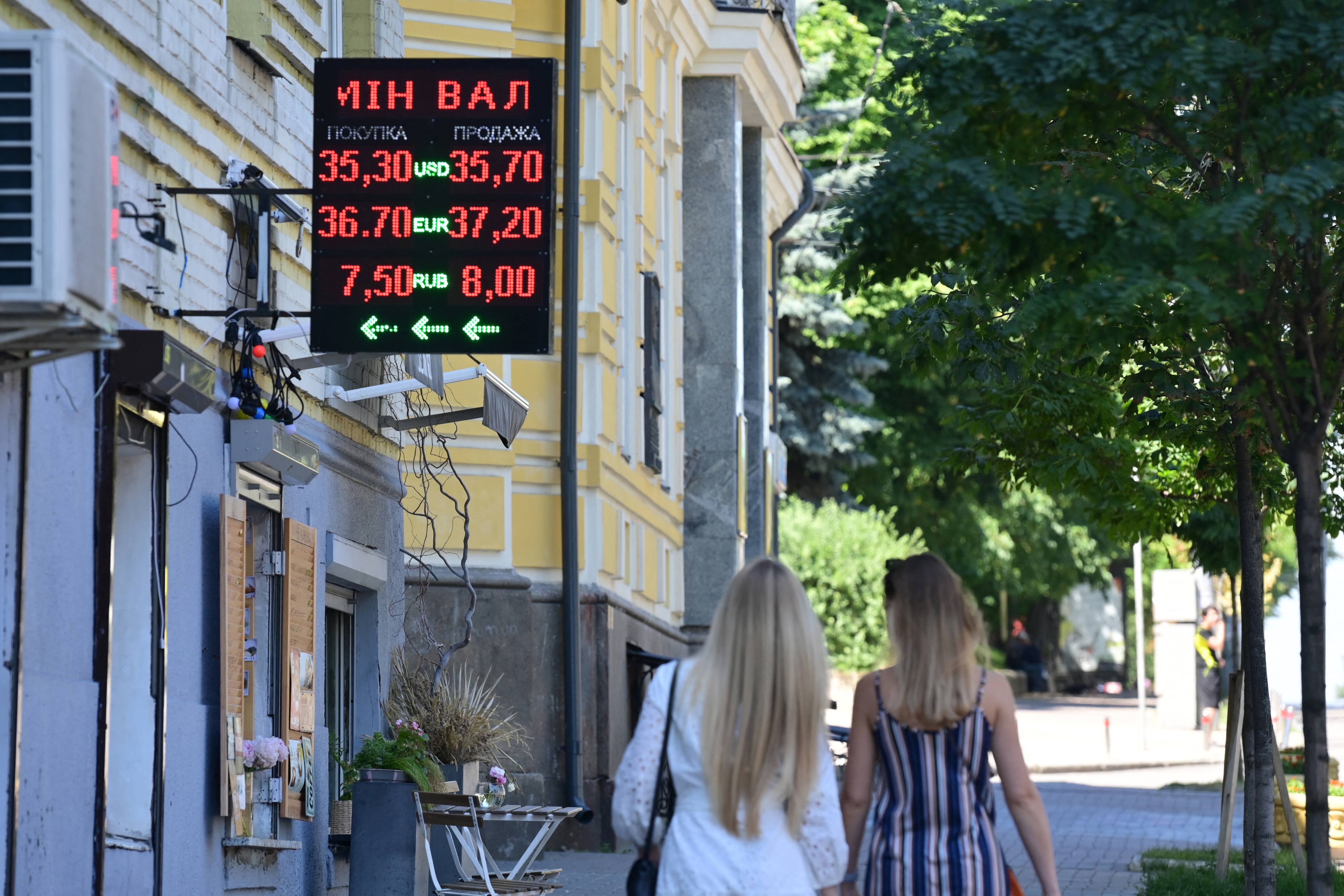 &laquo;On a besoin de vivre&raquo;: pr&egrave;s du front en Ukraine, la vie reprend malgr&eacute; la menace