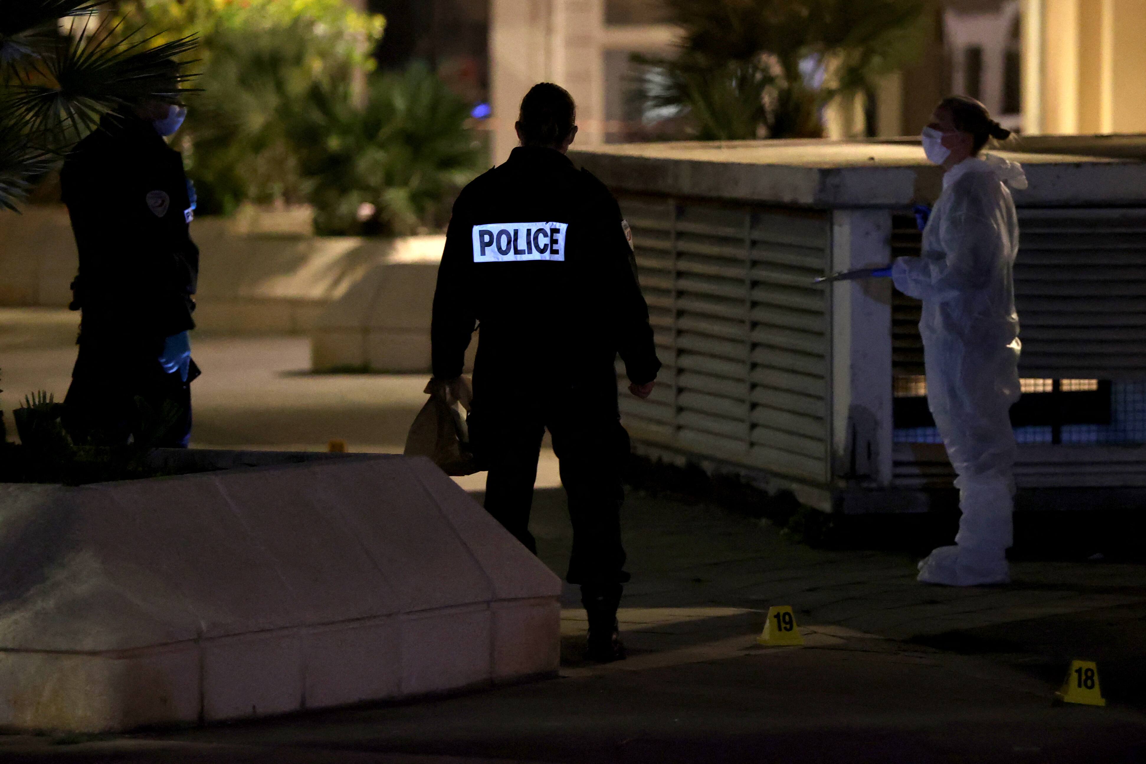 Un homme se rend aux policiers avec une t&ecirc;te et un p&eacute;nis