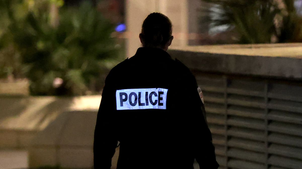 Un homme se rend aux policiers avec une tête et un pénis