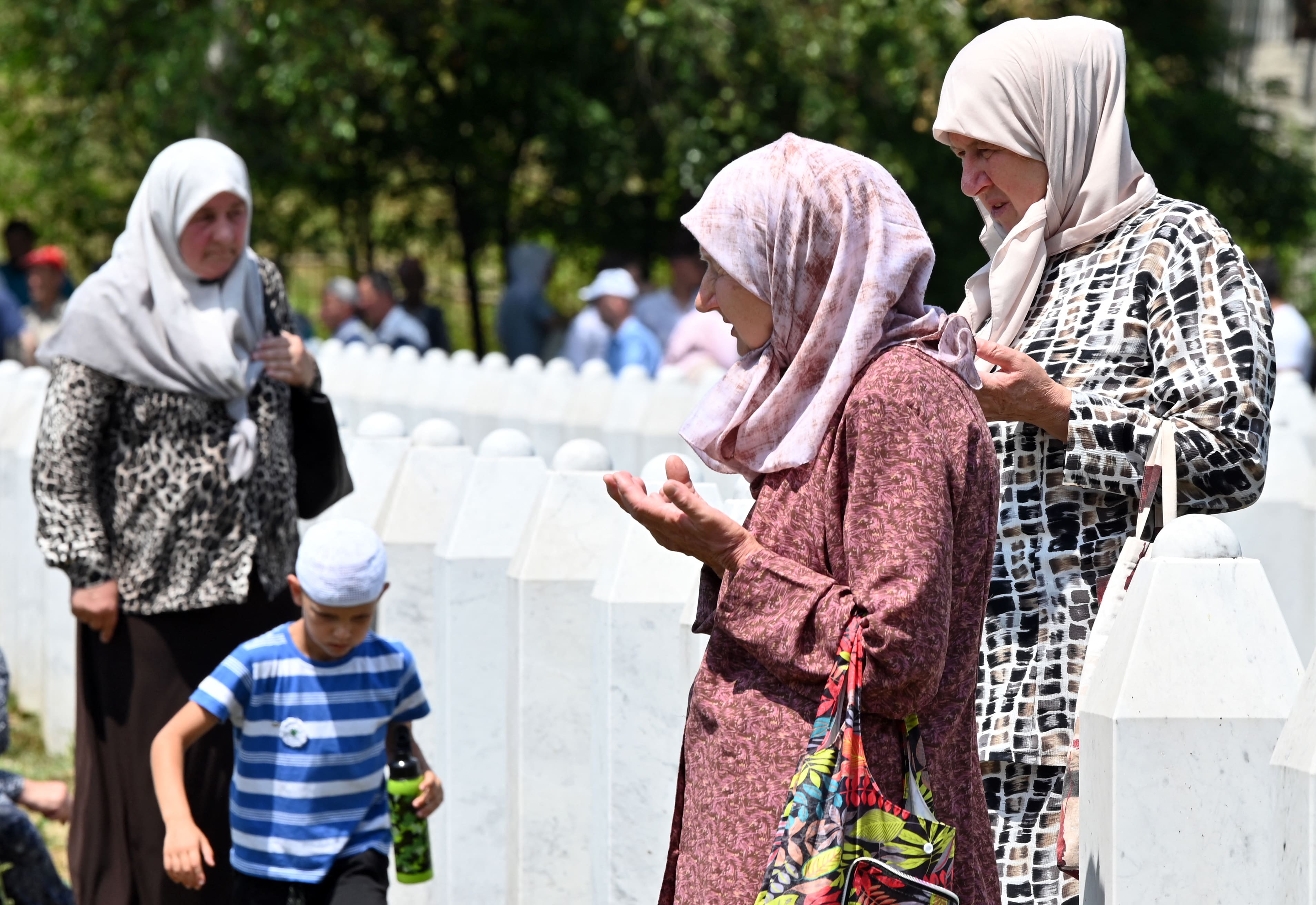 Des victimes du génocide de Srebrenica enterrées 26 ans ...