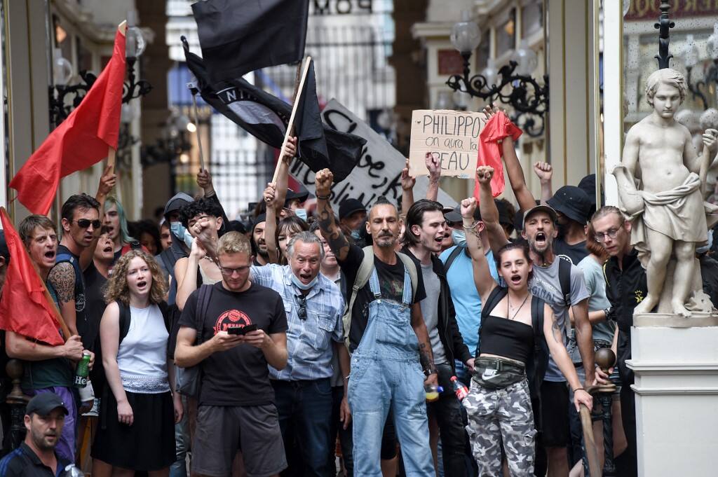 France: 140 000 personnes dans les rues contre le pass sanitaire | TVA ...
