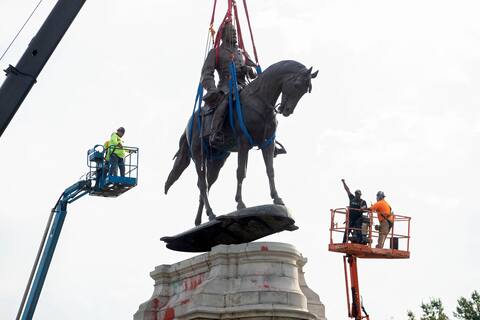 Una cápsula del tiempo se abrió después de 130 años bajo la estatua de la Confederación de América.
