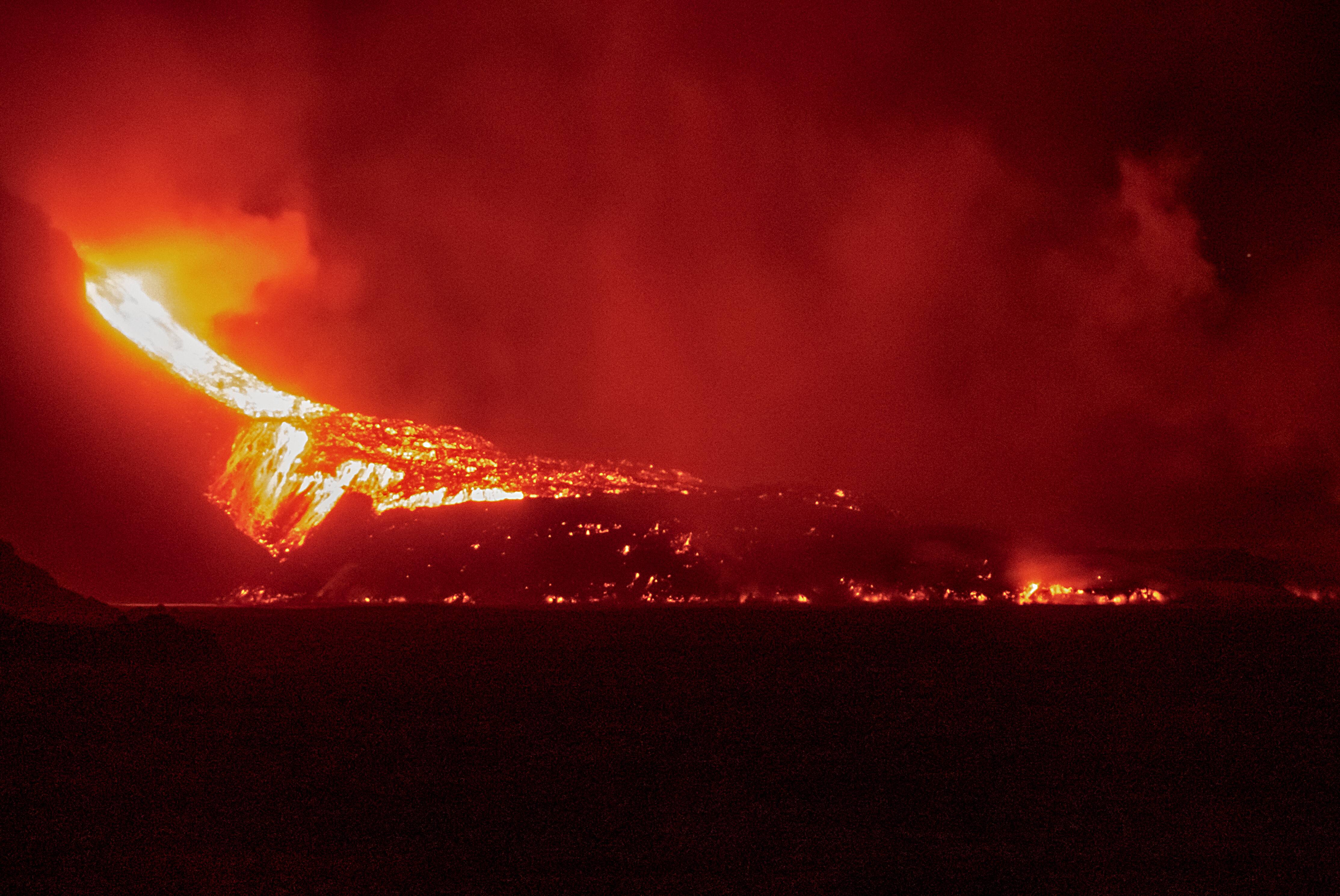 Volcan aux Canaries: nouvelle coul&eacute;e de lave tr&egrave;s liquide sur l'&icirc;le de La Palma
