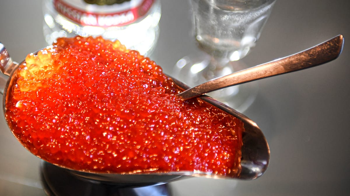 Le caviar rouge atteint des prix historiques à l'approche des fêtes