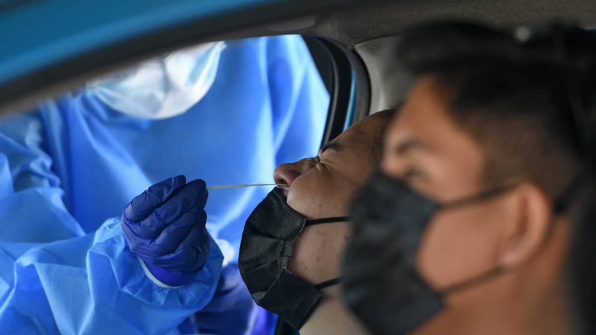 La COVID flambe dans le monde, mais ralentit au Canada