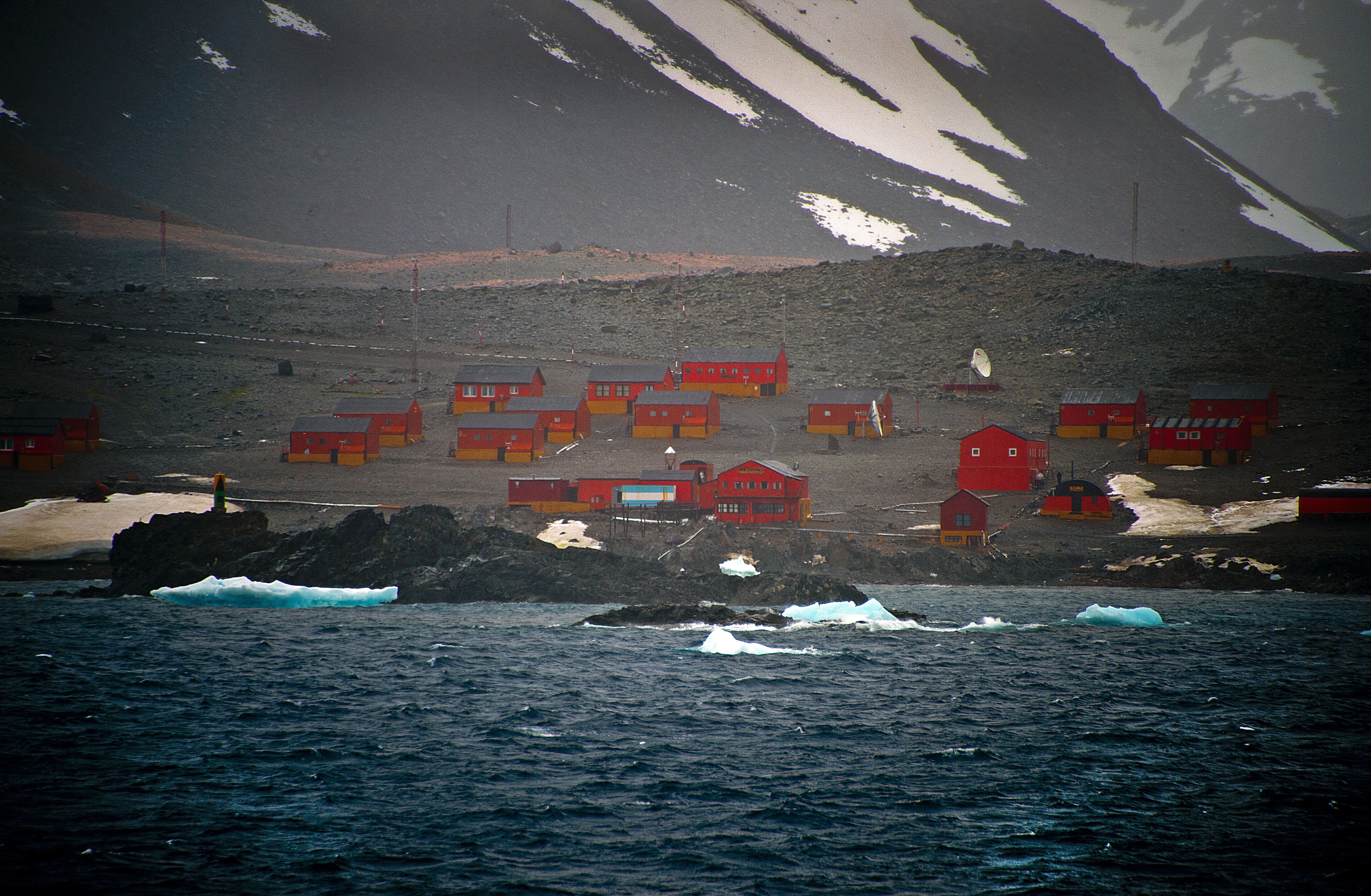 Covit at the South Pole: Exodus from the Science Base in Antarctica