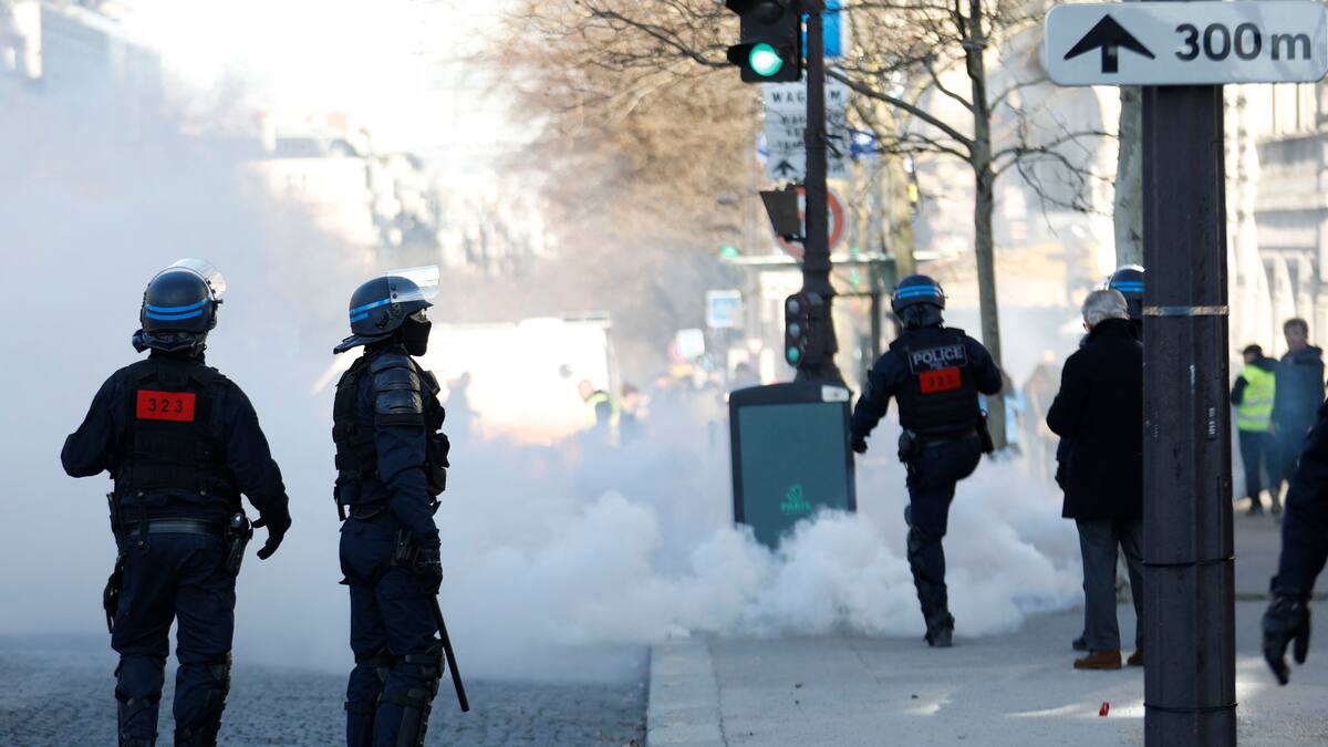 Convois antipass: lacrymogènes contre les manifestants sur les Champs-Élysées