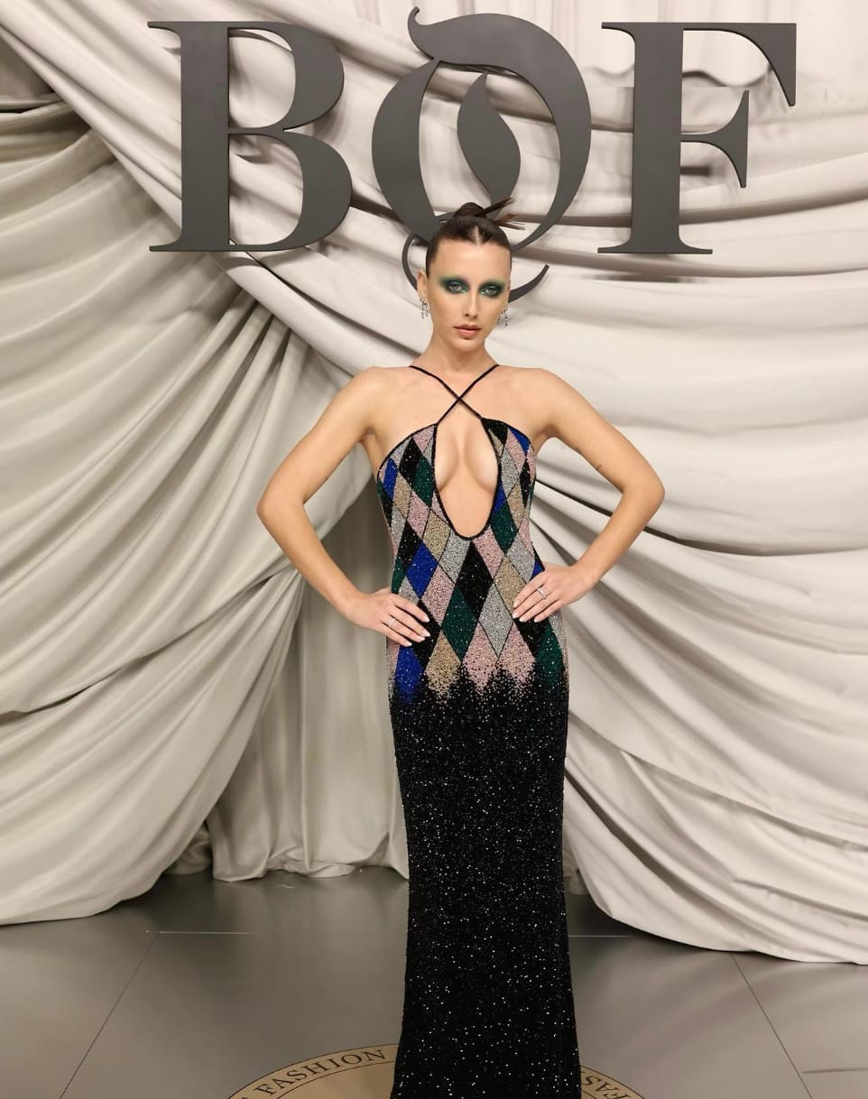 Emma Chamberlain adopte la tendance sans pantalon