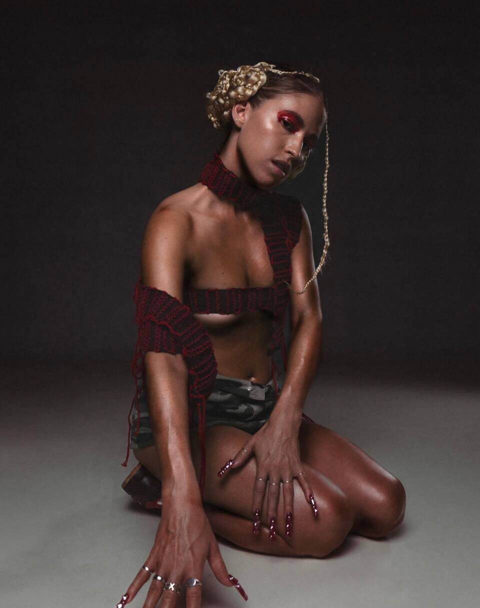 Claudia Bouvette joue les femmes fatales