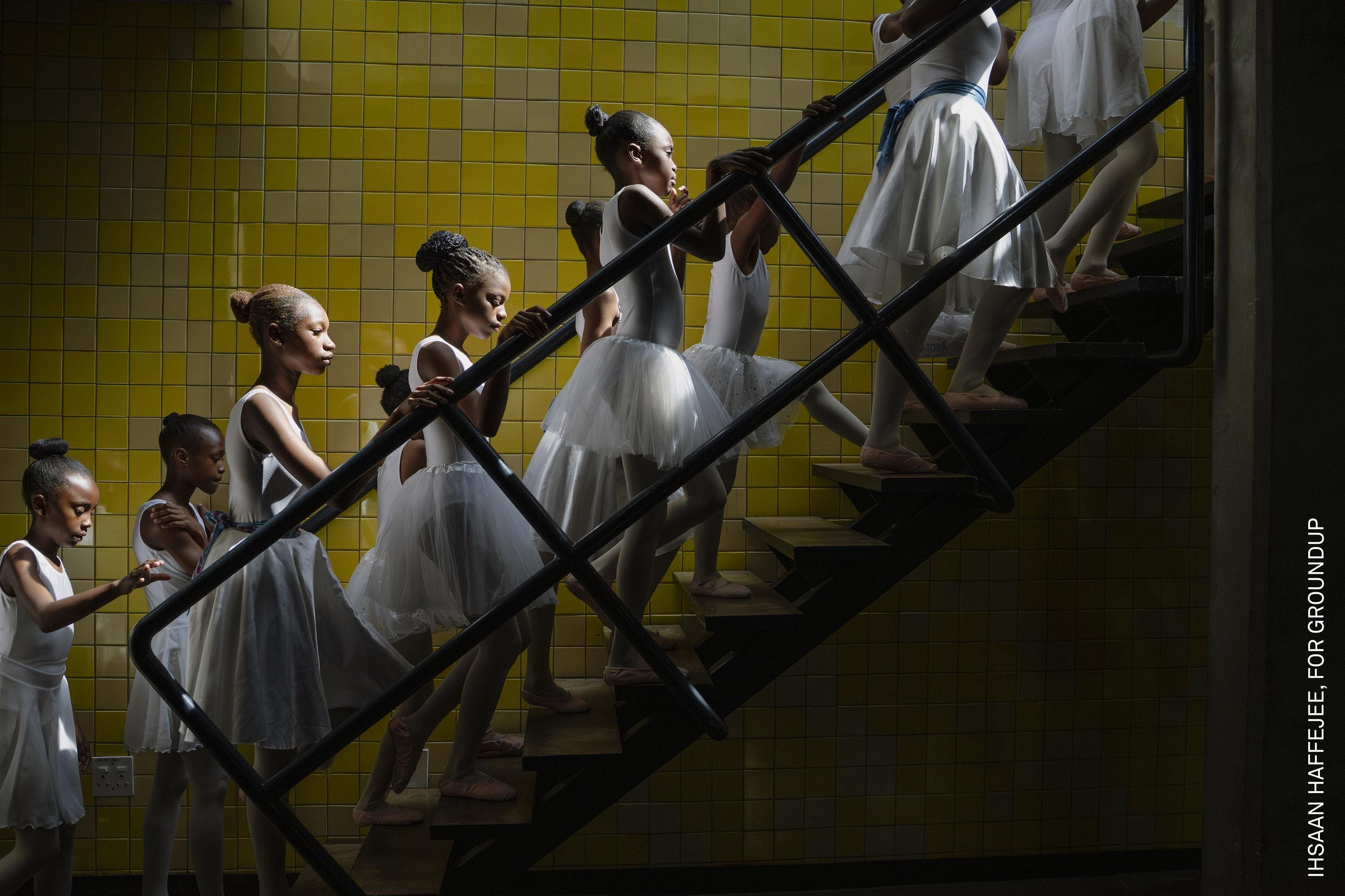 Dans l’Afrique du Sud de l’apartheid, le ballet était
l’apanage de la culture blanche, inaccessible aux
personnes de couleur. Aujourd’hui, l’École de ballet de
Joburg propose un enseignement subventionné aux
enfants issus de milieux historiquement défavorisés, et
est implantée dans les quartiers de Soweto, Alexandra
et Braamfontein. Les parents estiment qu’ils n’auraient
jamais cru possible de voir un jour leurs enfants
apprendre le ballet.