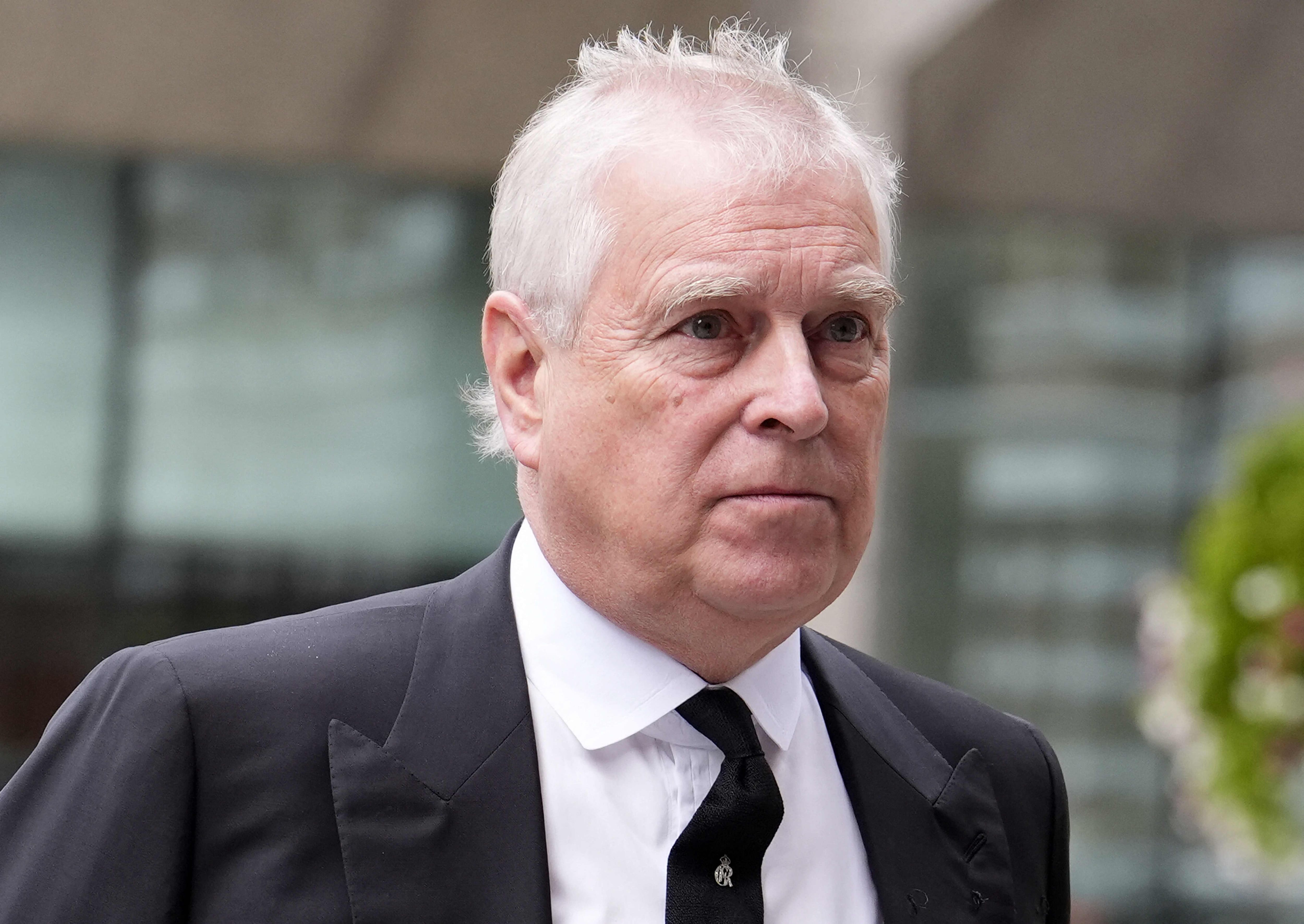 Ex-prince Andrew: les perquisitions liées à son arrestation étaient illégales, reconnaît la police