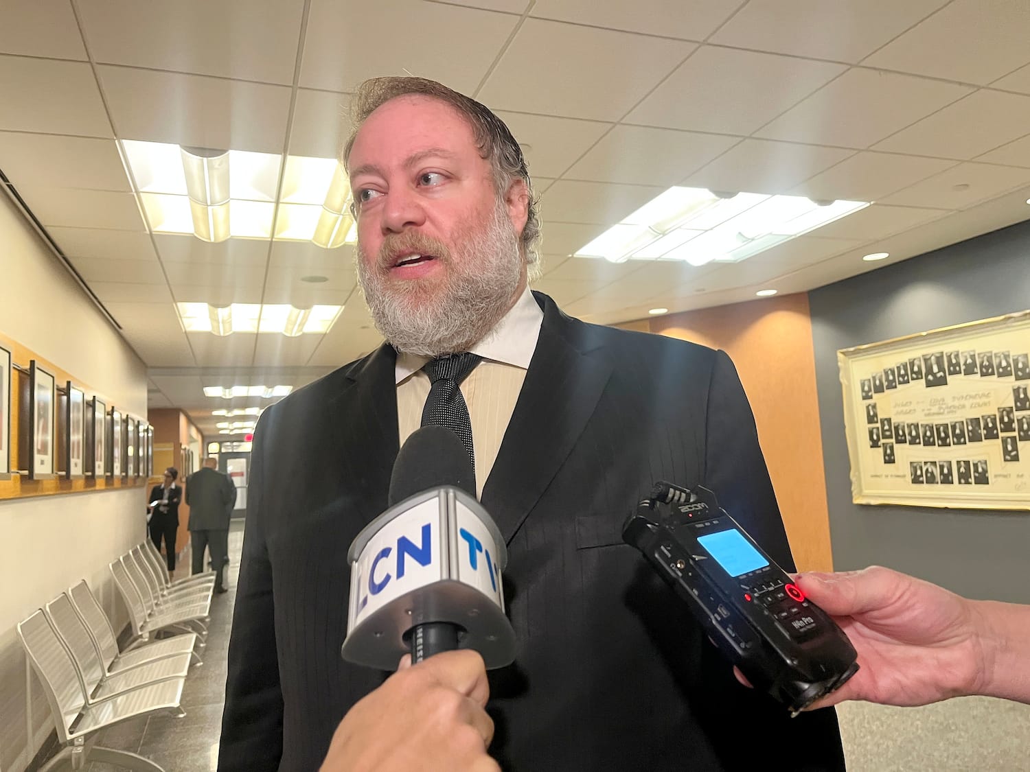 Action collective contre le milliardaire Robert Miller: 100 victimes ...