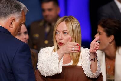 Il fittizio cantante è indagato per aver insultato Giorgia Meloni