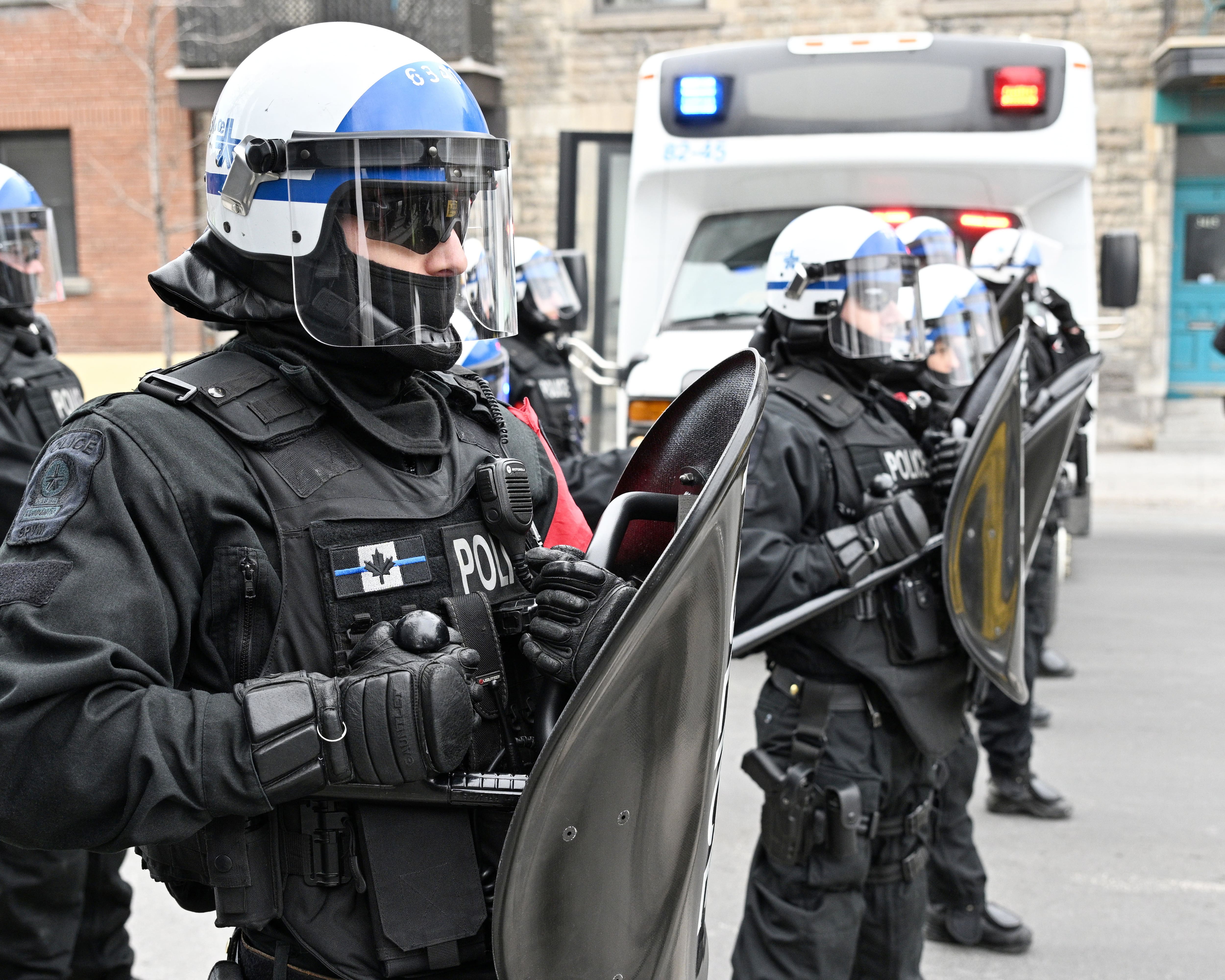 Insulter un policier pourrait bientôt coûter 2000$ à Montréal