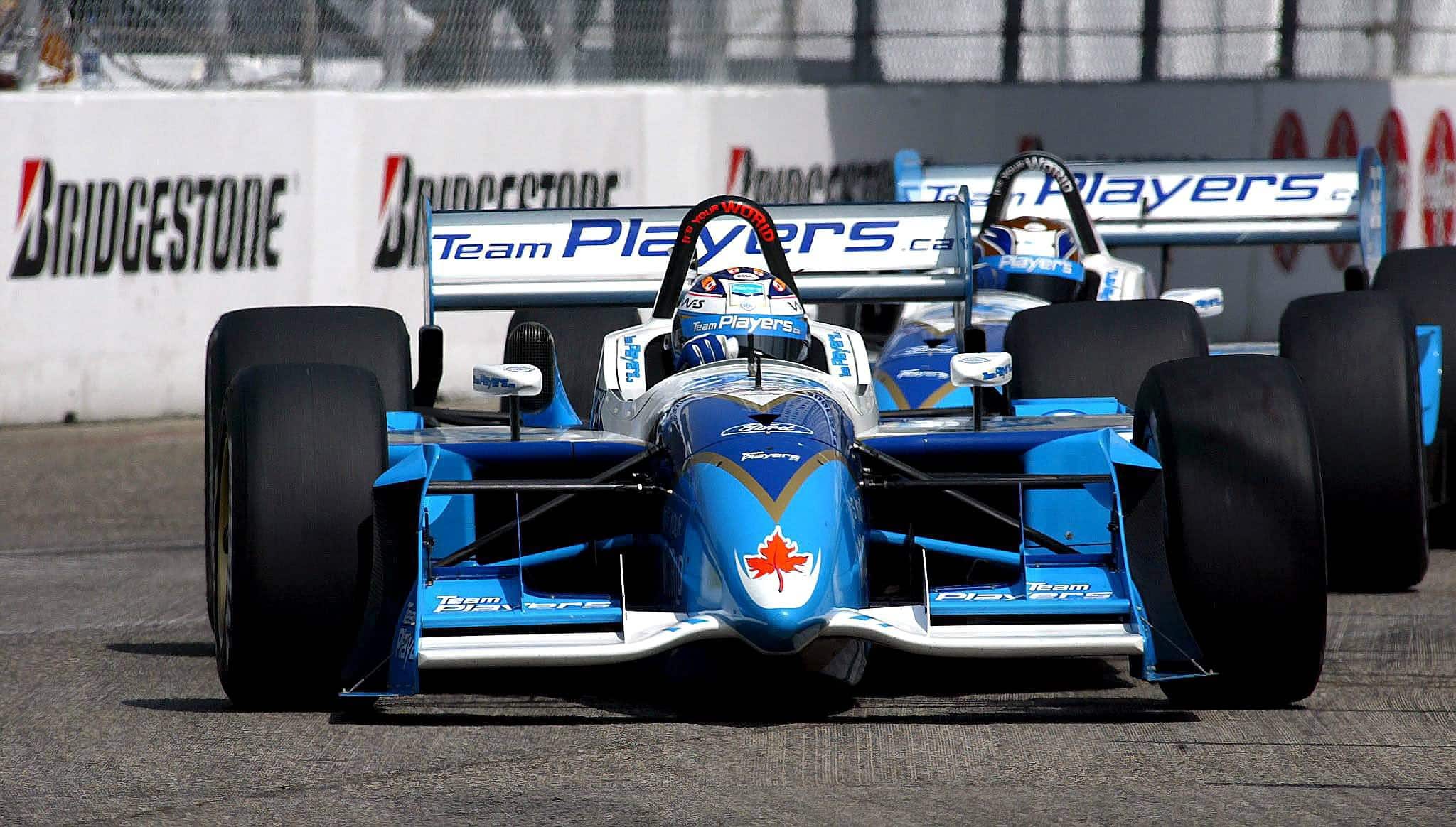 Alex Tagliani roule devant son coéquipier Patrick Carpentier à Long Beach, en Californie en avril 2004 en série CART.