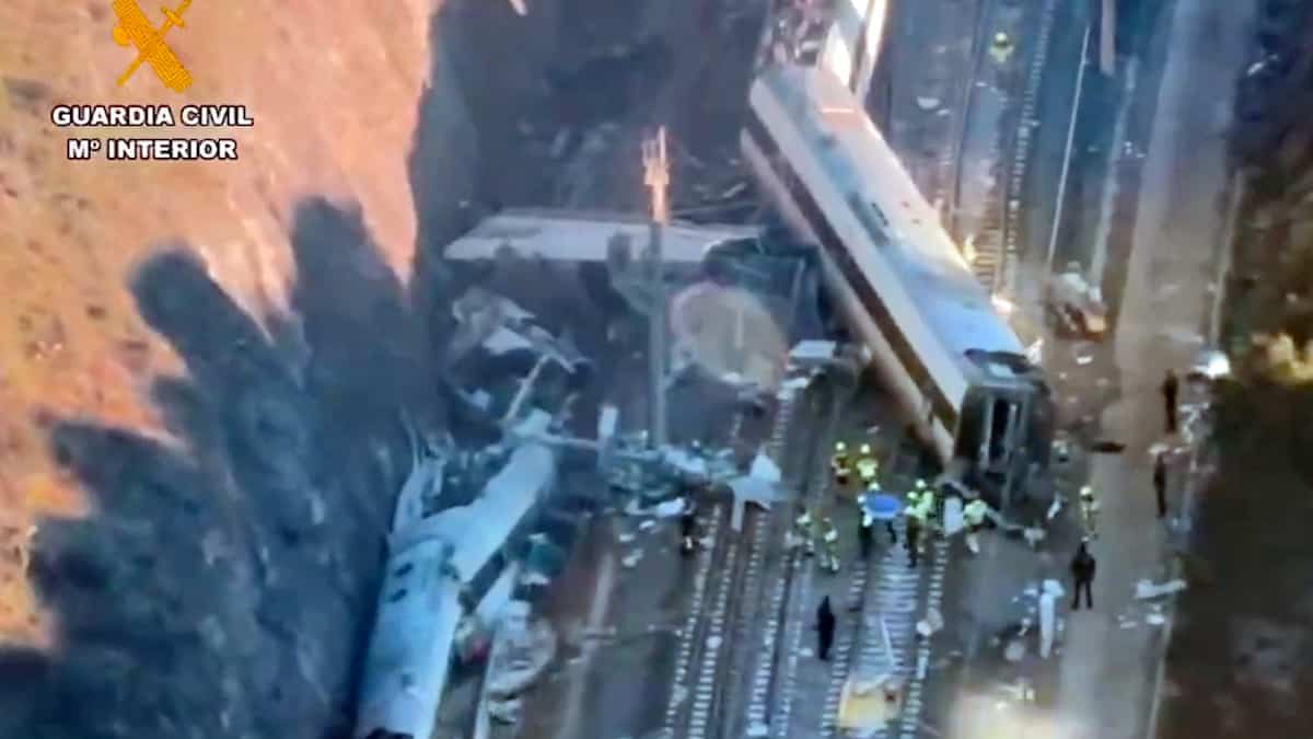 EN IMAGES | Collision de deux trains à grande vitesse: le bilan grimpe à 40 morts en Espagne