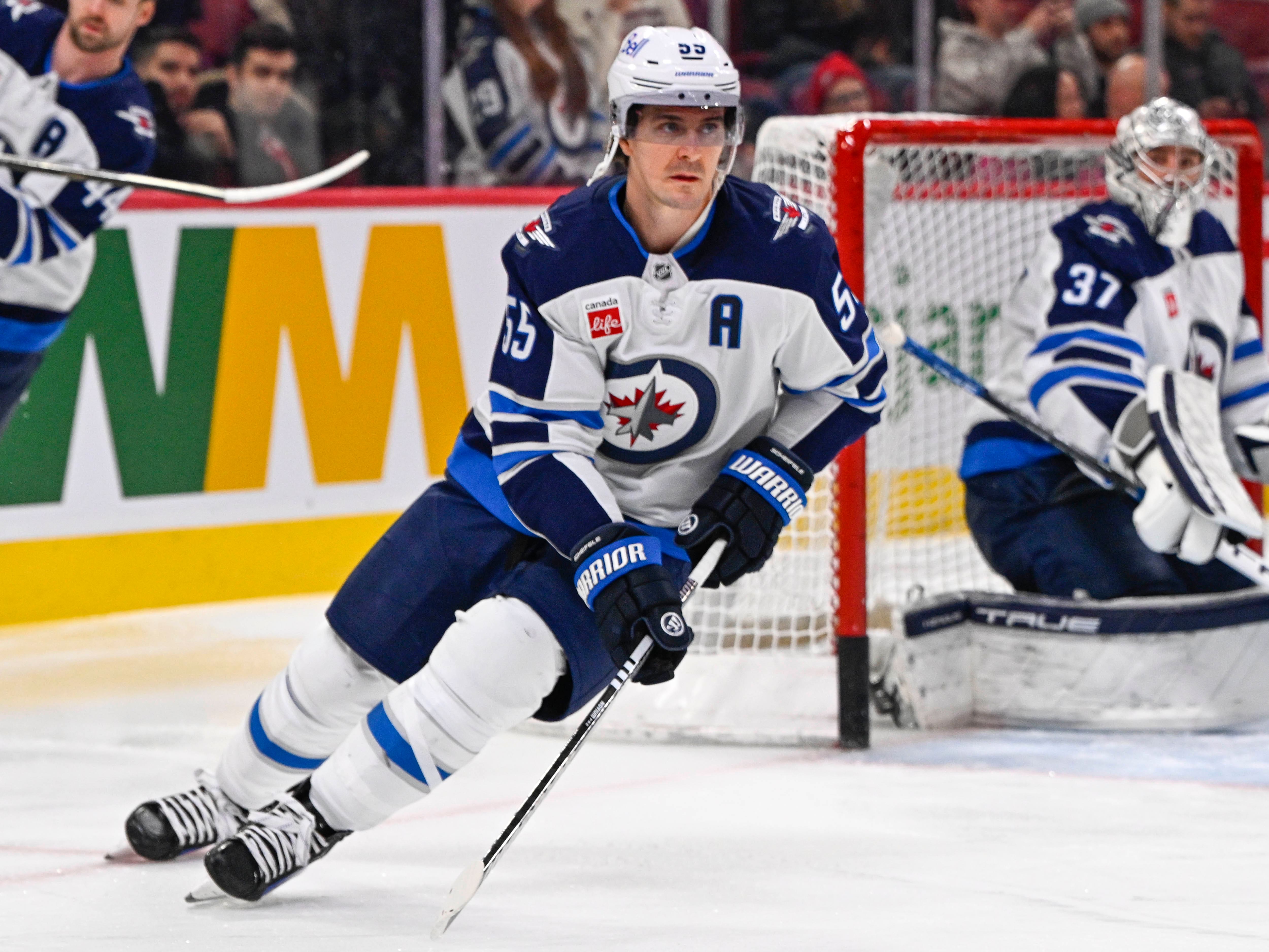 Dylan Larkin hué à Detroit marque un but malgré les tensions