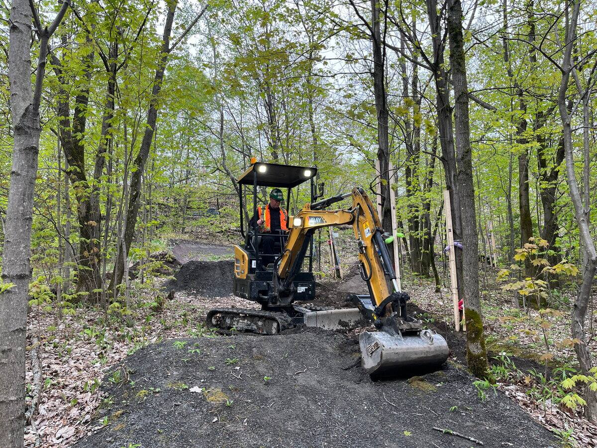 [PHOTOS] &laquo;C'est la fin&raquo;: la Ville de Qu&eacute;bec entame le d&eacute;mant&egrave;lement des sentiers de v&eacute;lo clandestins La Marmota dans Cap-Rouge