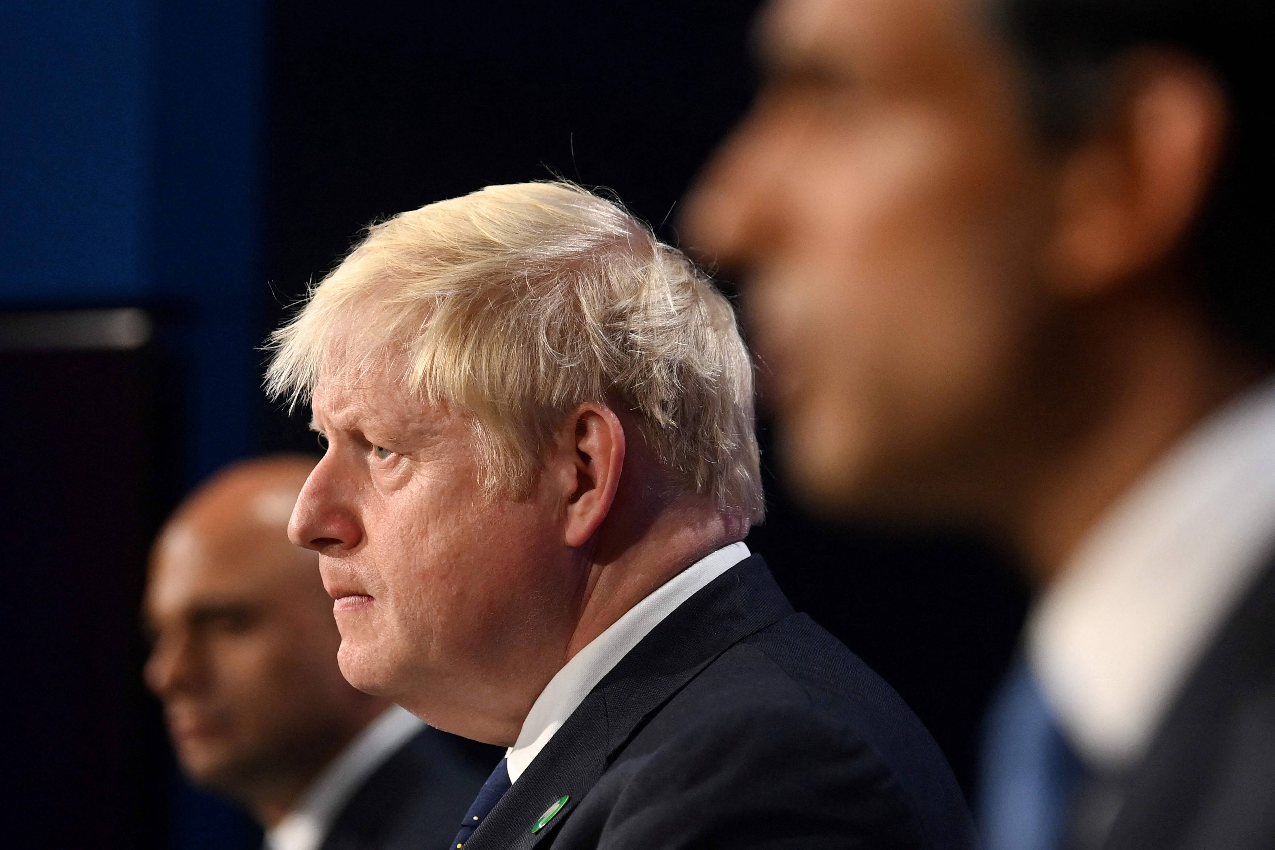 Boris Johnson se bat pour son poste en pleine vague de d&eacute;missions dans son gouvernement